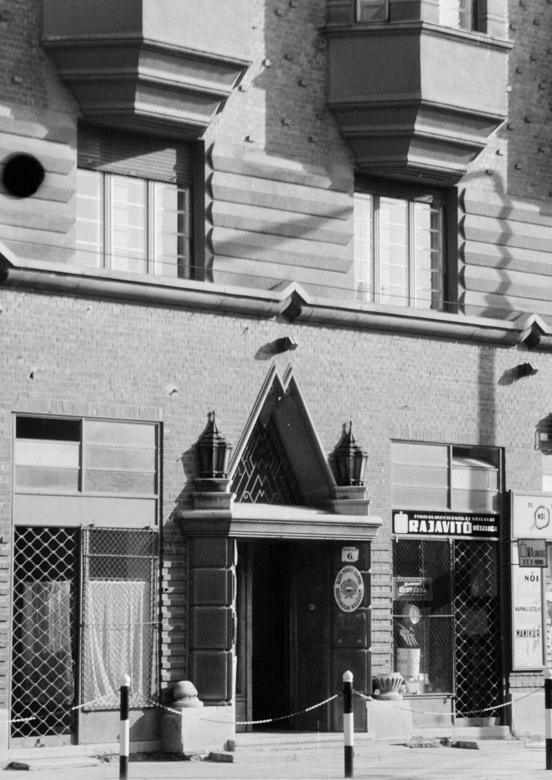 Hungary, Debrecen, Hatvan utca 6-os számú bérház, ekkor a Móricz Zsigmond Középiskolai Kollégiumnak adott otthont., 1969, Kenderessy Tibor, Fortepan #293107