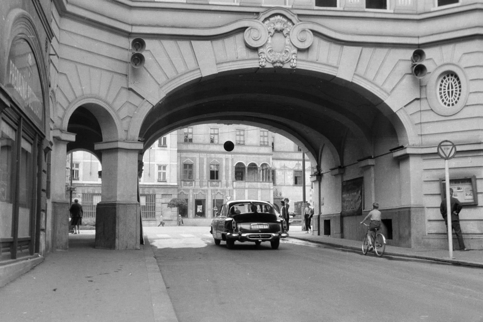 Slovakia, Banská Bystrica, Národná ulica, a kapun túl a Szlovák Nemzeti Felkelés (Slovenského národného povstania) tér., 1969, Kenderessy Tibor, Fortepan #293108