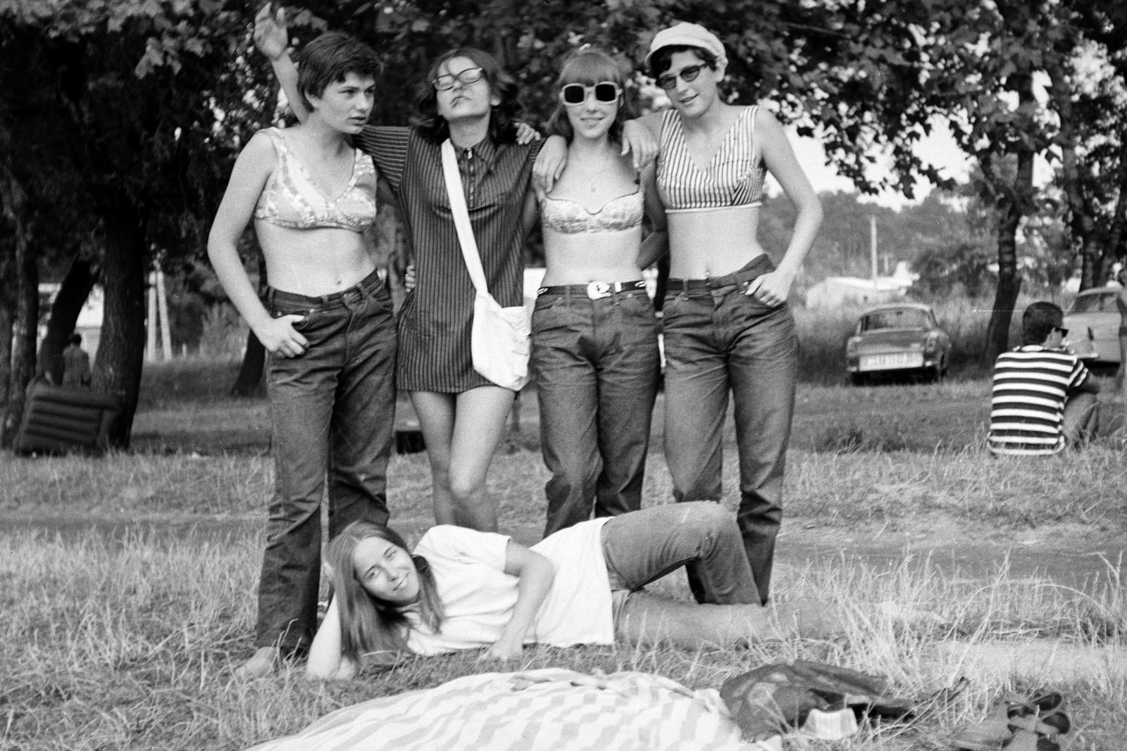 1969, Kenderessy Tibor, vidámság, könyökölni, csoportkép, strand, zsebredugott kéz, napszemüveg, farmer, bikini, miniruha, lányok, barátság, Fortepan #293112