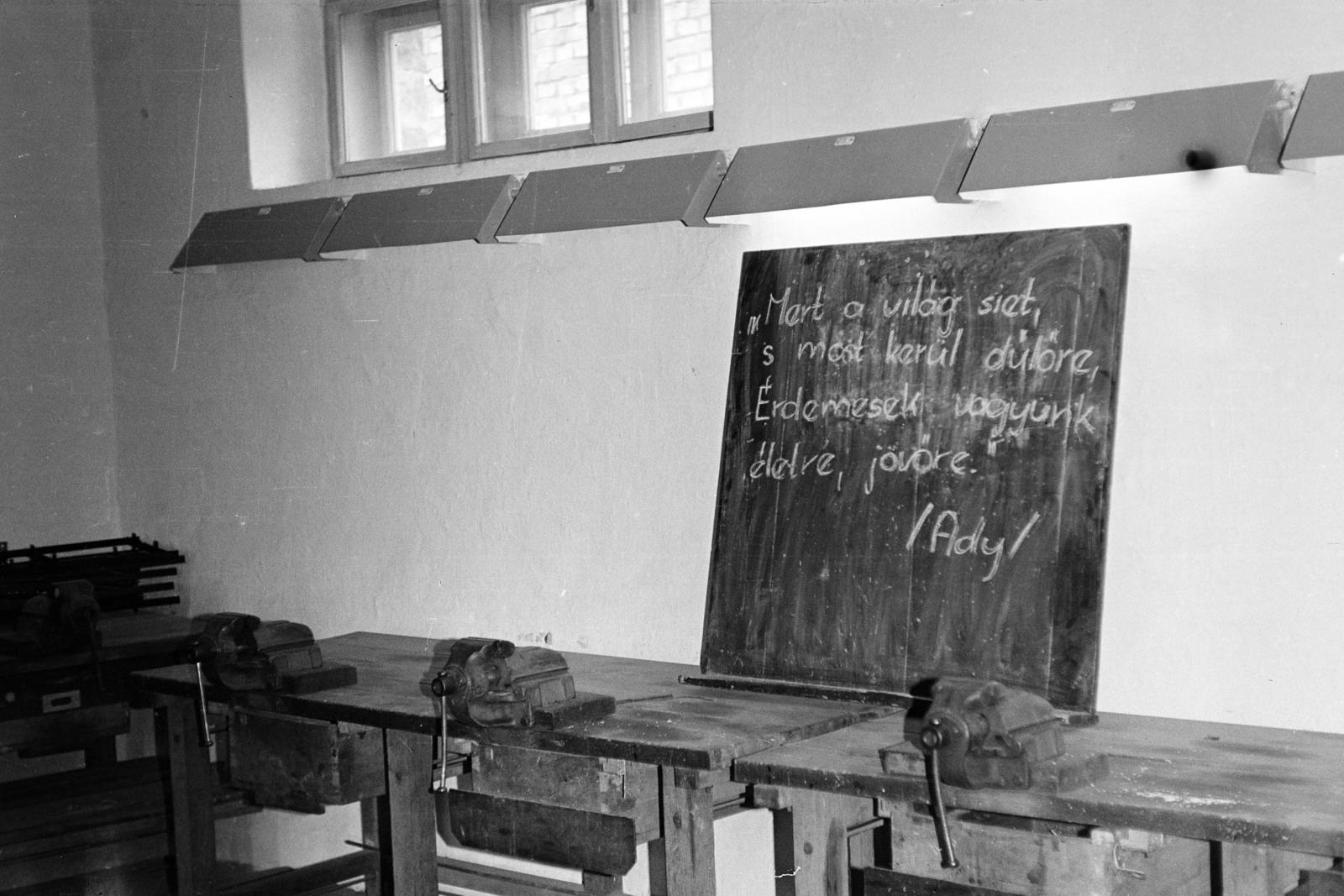 1972, Kenderessy Tibor, vise, blackboard, Fortepan #293119