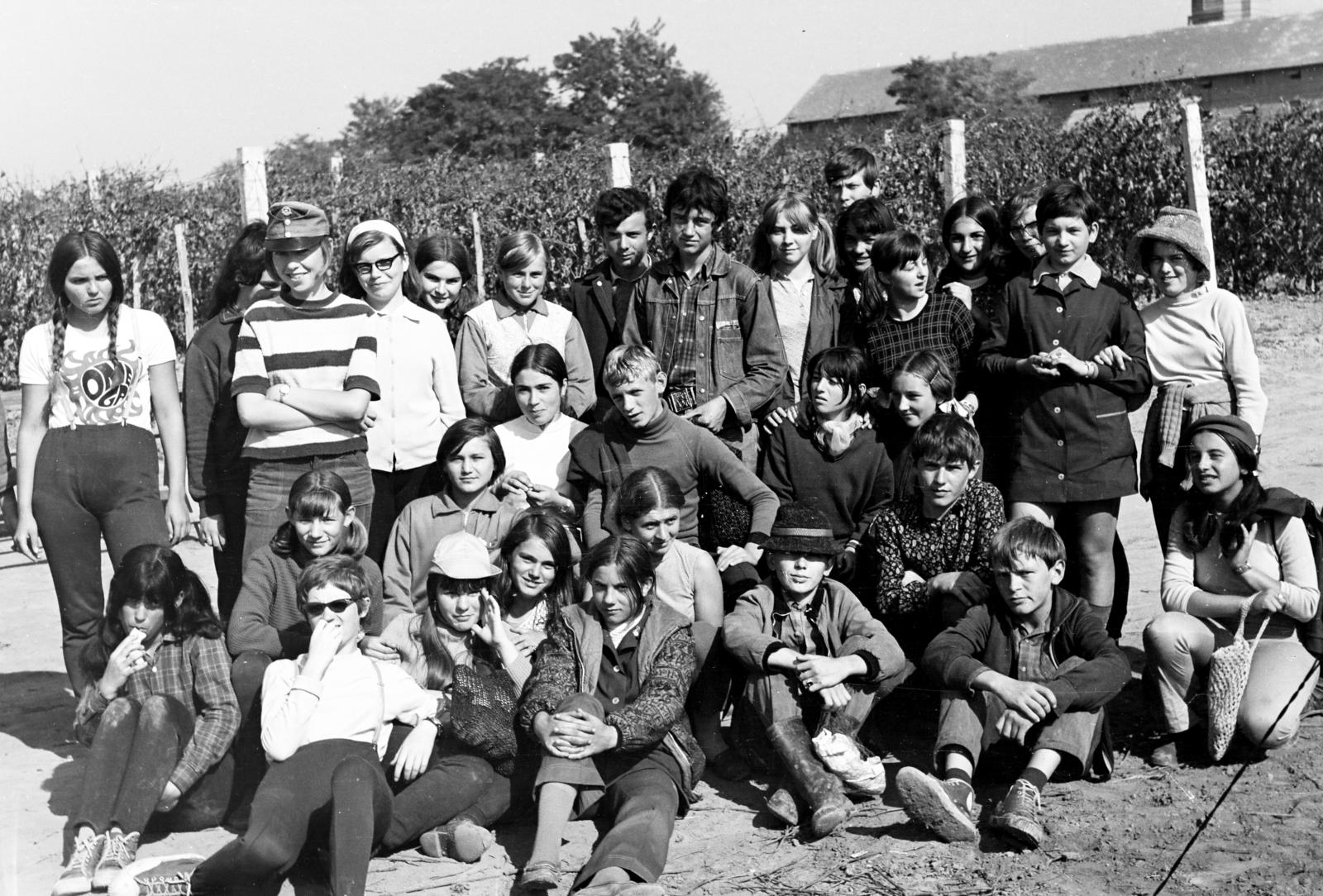 1972, Kenderessy Tibor, földön ülés, osztálykép, Fortepan #293124