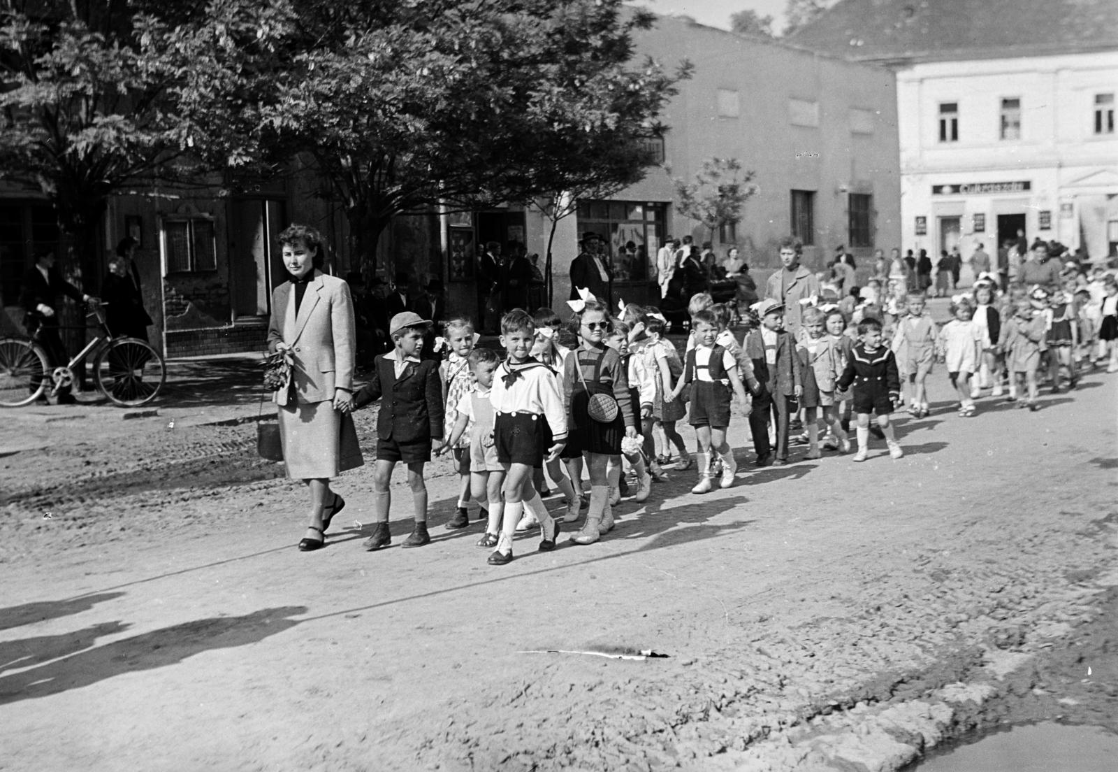 1963, Kenderessy Tibor, kézenfogva, gyerekek, Fortepan #293137
