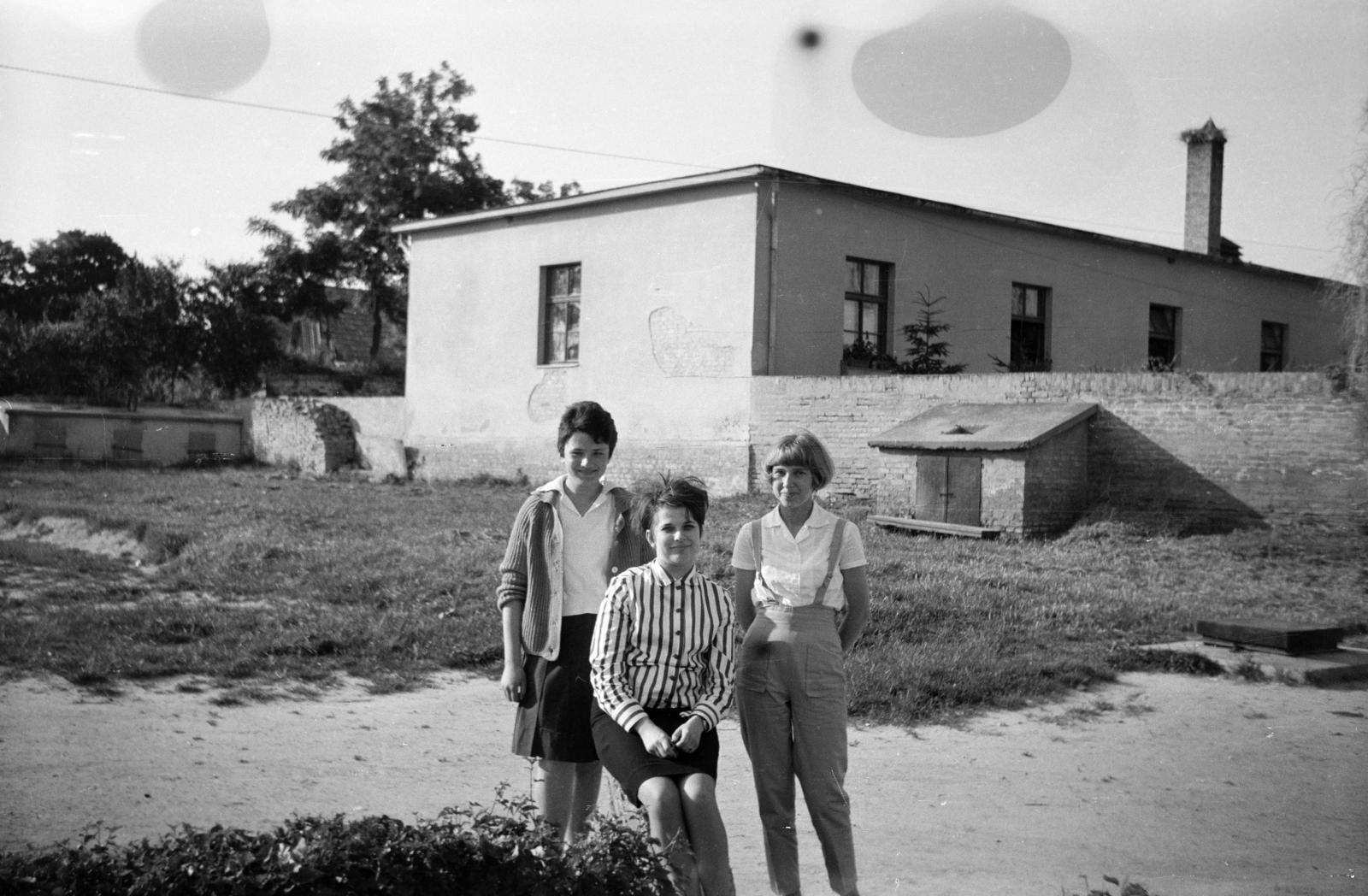 1963, Kenderessy Tibor, hárman, lányok, Fortepan #293143