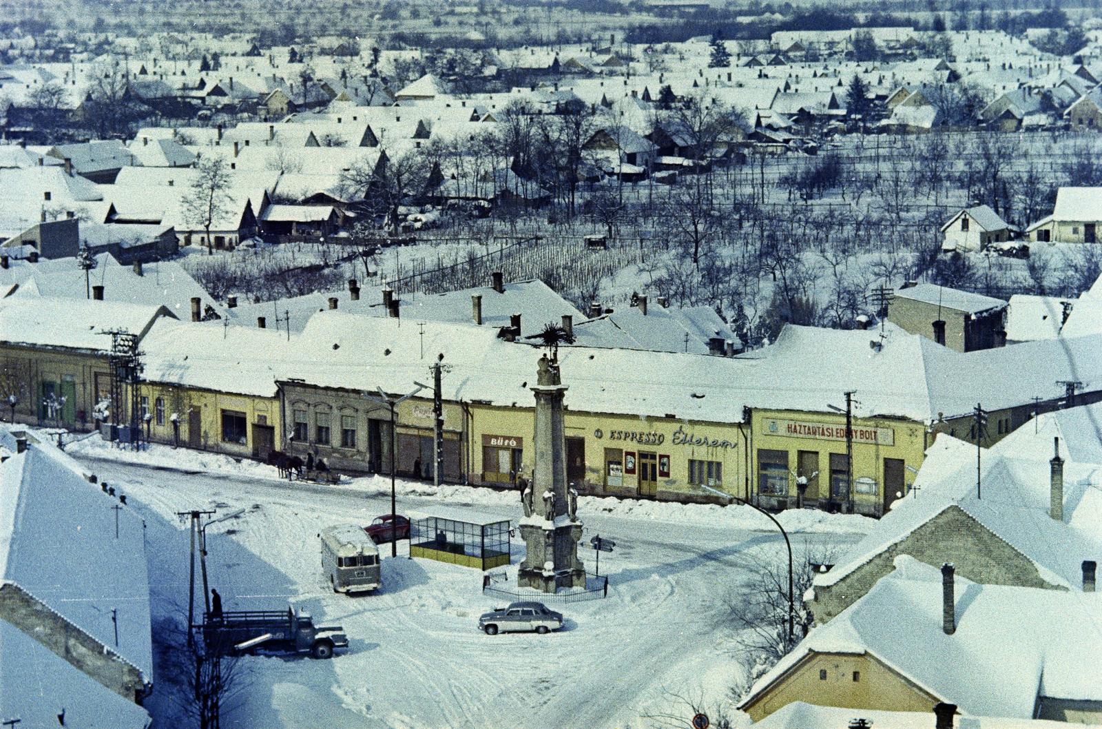 Hungary, Tolna, kilátás a Nagyboldogasszony-templom tornyából. Előtérben a Szentháromság téren a Szentháromság-szobor., 1960, Kenderessy Tibor, Fortepan #293160
