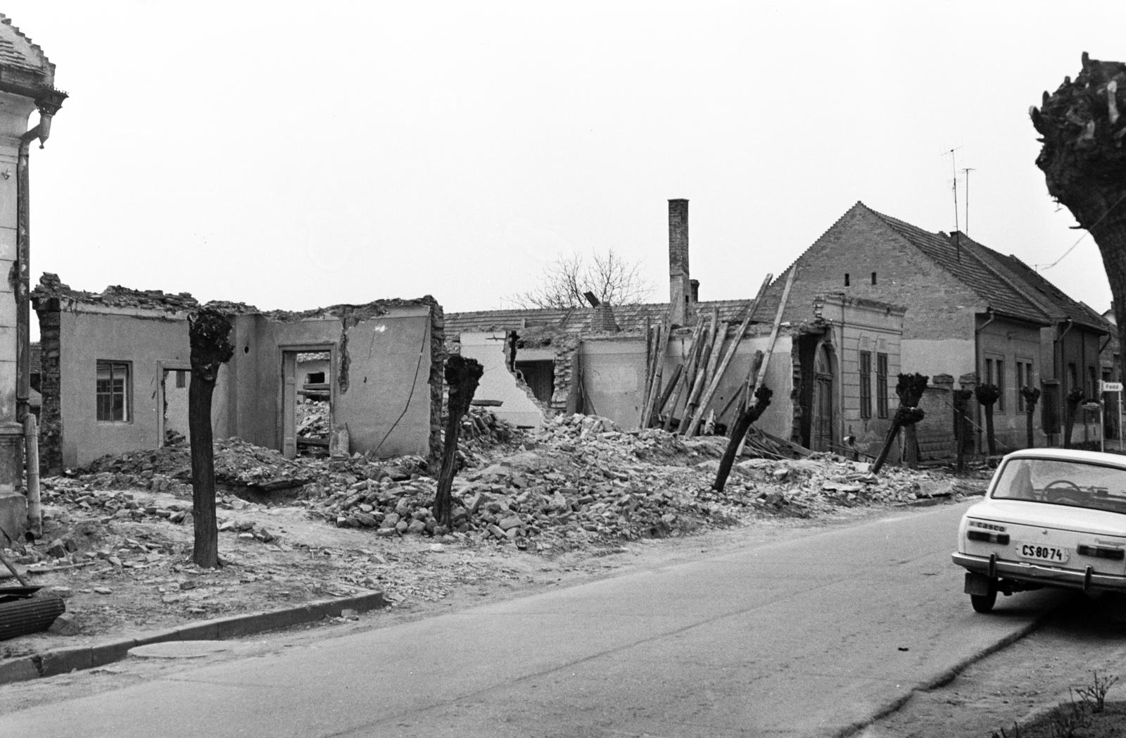 Hungary, Tolna, Bajcsy-Zsilinszky utca, bontási terület a későbbi Szent István tér helyén., 1970, Kenderessy Tibor, demolition, number plate, Fortepan #293162
