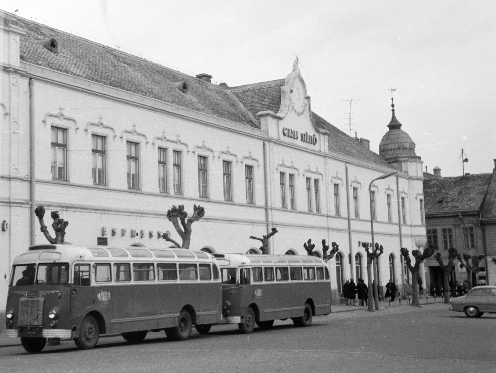 Hungary, Szekszárd, Garay tér, Garay Szálló, 1965, Kenderessy Tibor, bus, MÁVAUT-organisation, Ikarus-brand, Fortepan #293165