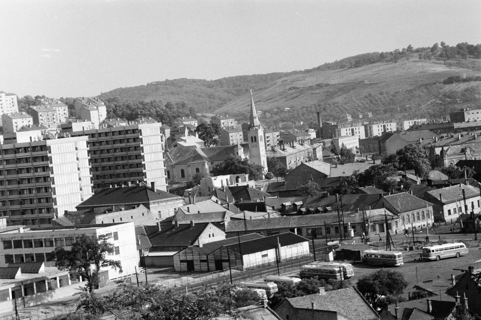 Hungary, Salgótarján, kilátás a Kálvária-domb felől, előtérben az autóbusz-pályaudvar a Bajcsy-Zsilinszky út (Felszabadulás útja) és a vasútvonal közötti területen, távolabb a Kisboldogasszony-templom., 1973, Kenderessy Tibor, Fortepan #293169