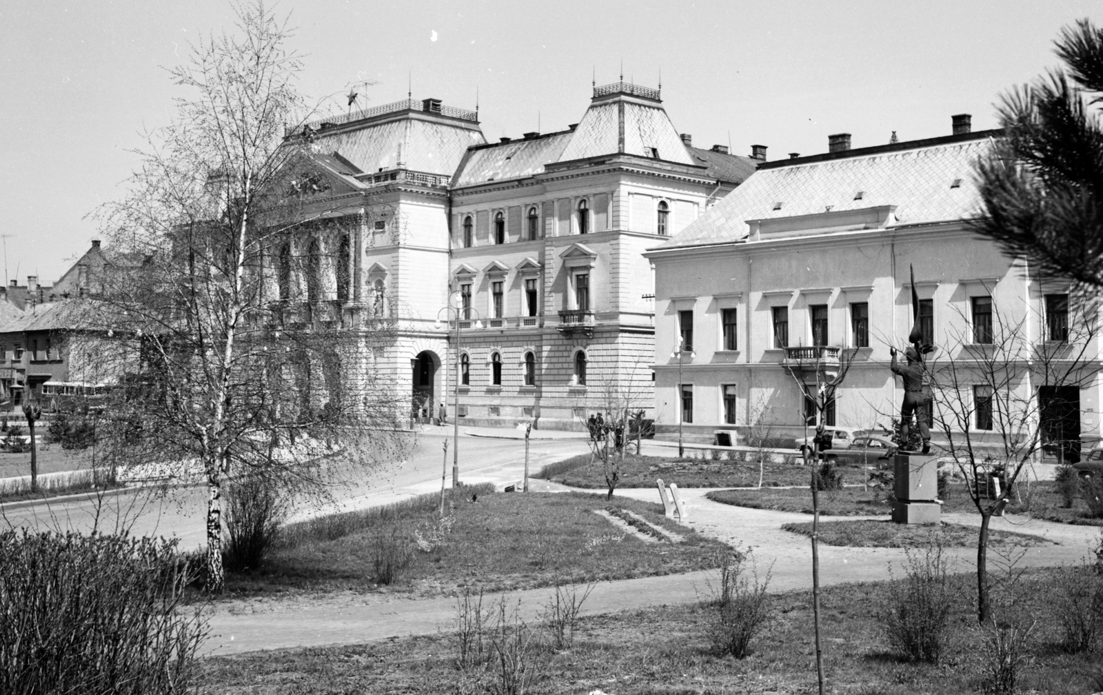 Hungary, Veszprém, Megyeház (Lenin) tér, balra a Megyei Tanács, jobbra a Tanács hivatalának épülete (később mindkét épület Veszprém Megyei Kormányhivatal)., 1966, Építésügyi Dokumentációs és Információs Központ, VÁTI, sculpture, Renaissance Revival, public building, birch, pine, István Kiss-design, Fortepan #29317
