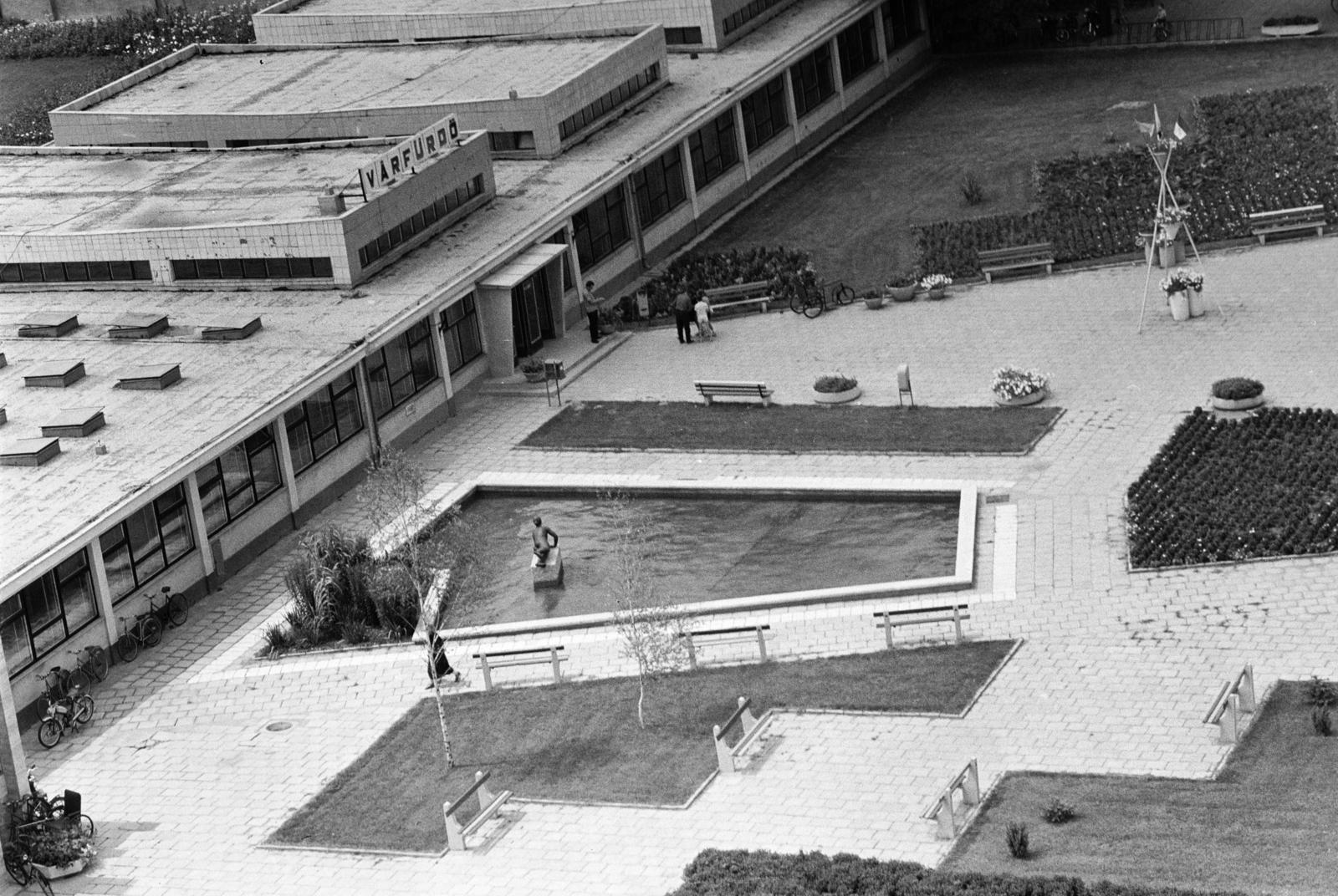 Magyarország, Gyula, Maróthy tér (ekkor névtelen), park a Várfürdő bejárata előtt. A medencében elhelyezett fekvő női akt szobor Osváth Mária szobrászművész alkotása (1969)., 1973, Kenderessy Tibor, Fortepan #293174