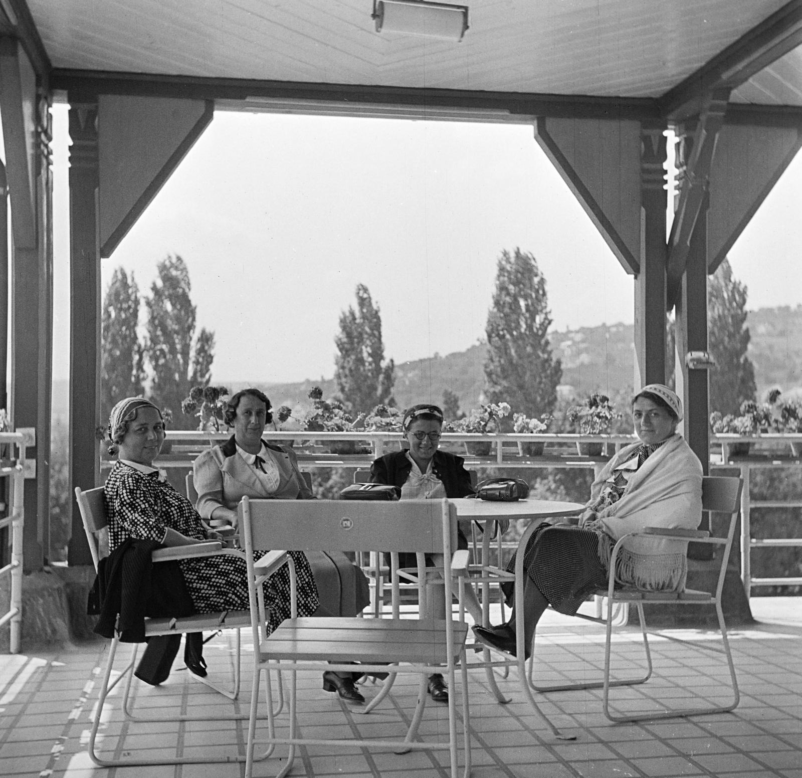 Hungary, Balatonalmádi, Széchenyi sétány, a felvétel a Postás üdülő tetőteraszán készült., 1939, Kenderessy Tibor, Best of, terrace, relaxation, Fortepan #293180