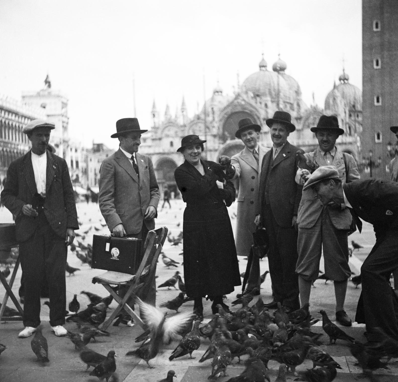 Olaszország, Velence, Szent Márk tér, háttérben balra a Prokurátori Palota mellett az óratorony, jobbra a Szent Márk-székesegyház és a harangtornya (Campanile)., 1935, Kenderessy Tibor, Fortepan #293181