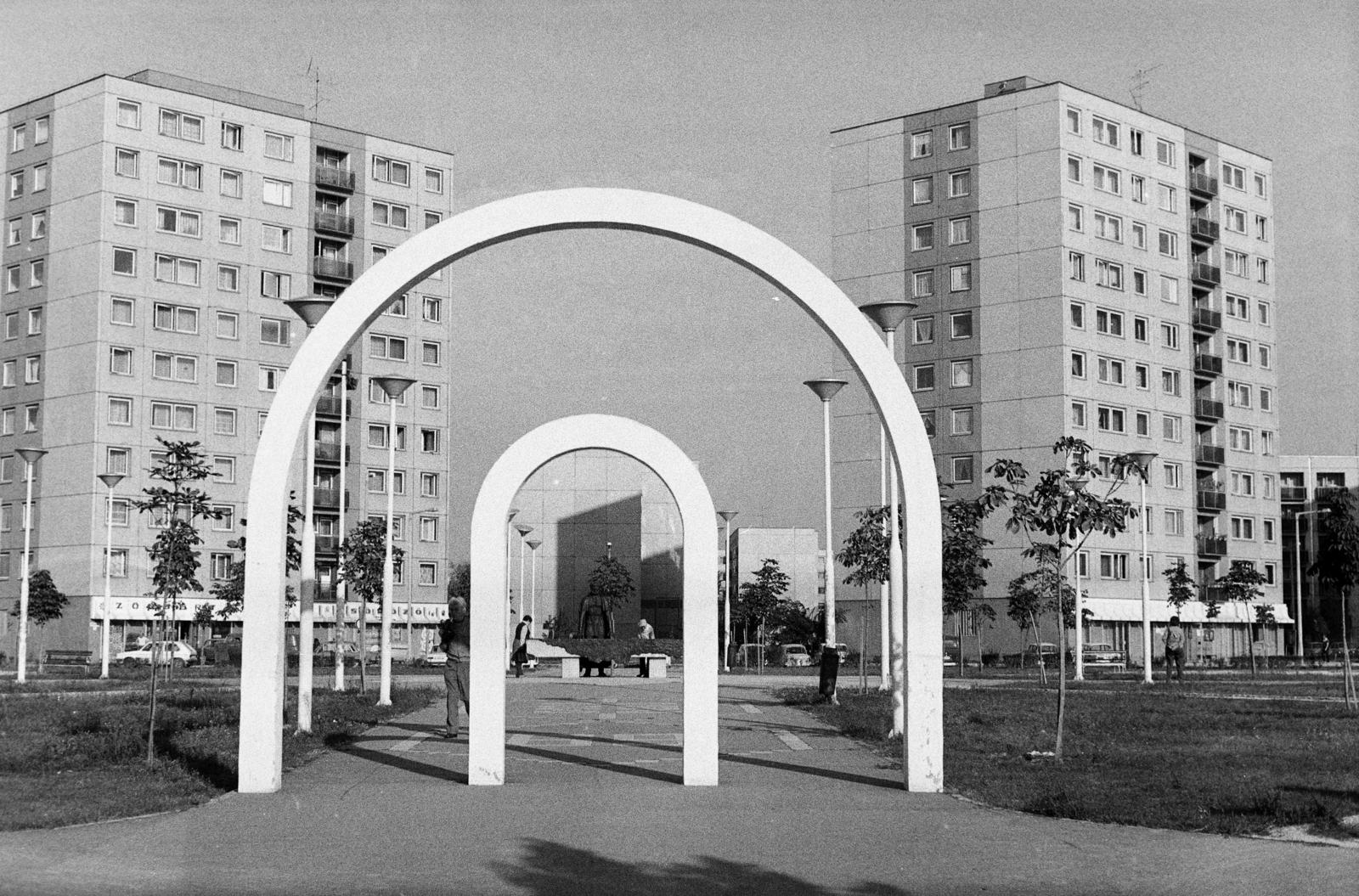 Hungary, Kecskemét, Aradi vértanúk tere, szemben Széchenyi István szobra (Kiss István, 1982.)., 1983, Mezei Attila, Fortepan #293185