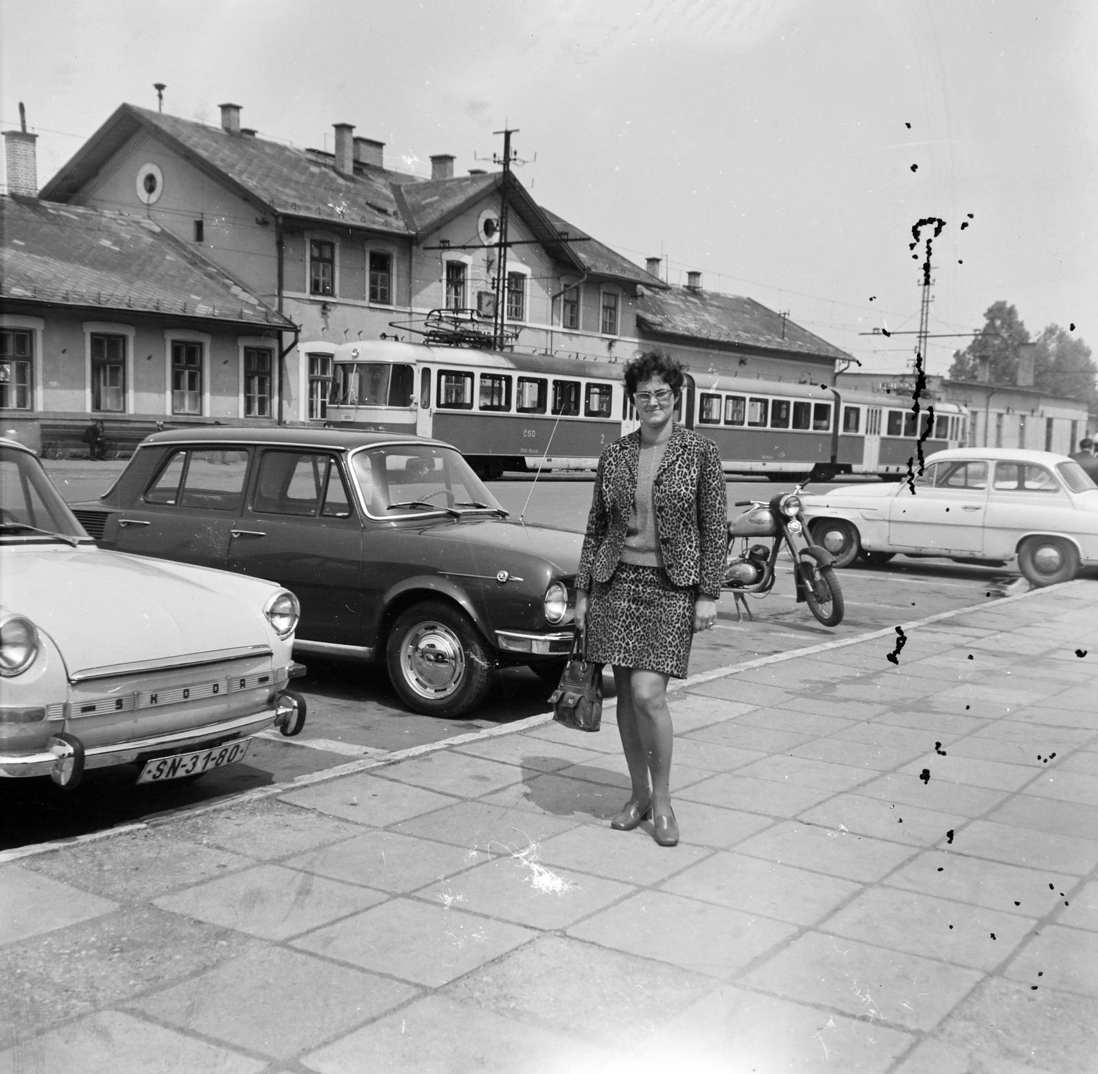 Szlovákia, Poprád, ulica Jiřího Wolkera, a Tátrai Villamos Vasút (TEŽ) végállomása a vasútállomás előtt., 1975, Mezei Attila, Léczfalvi, Fortepan #293188