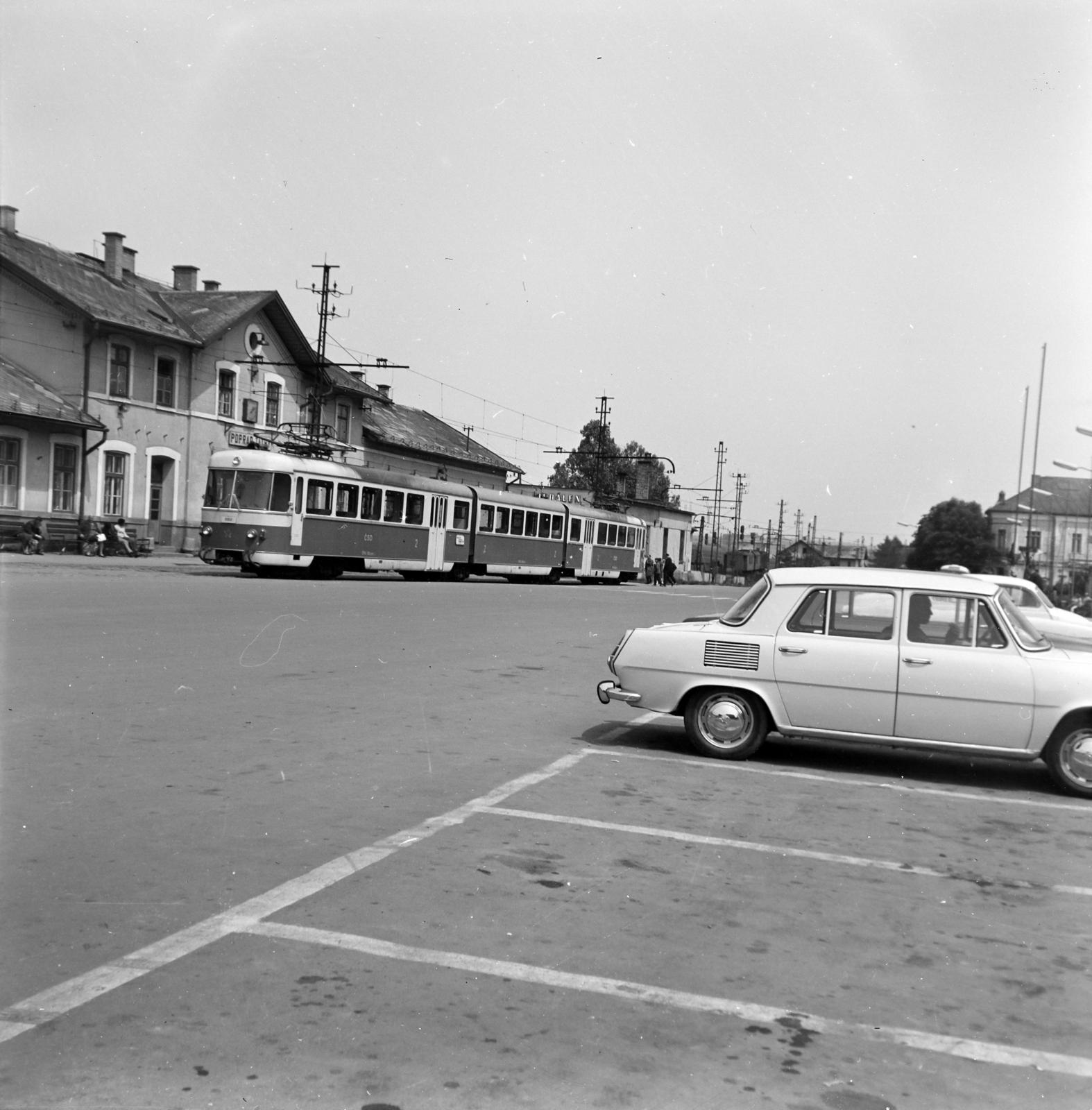 Slovakia, Poprad, ulica Jiřího Wolkera, a Tátrai Villamos Vasút (TEŽ) végállomása a vasútállomás előtt., 1975, Mezei Attila, Fortepan #293189