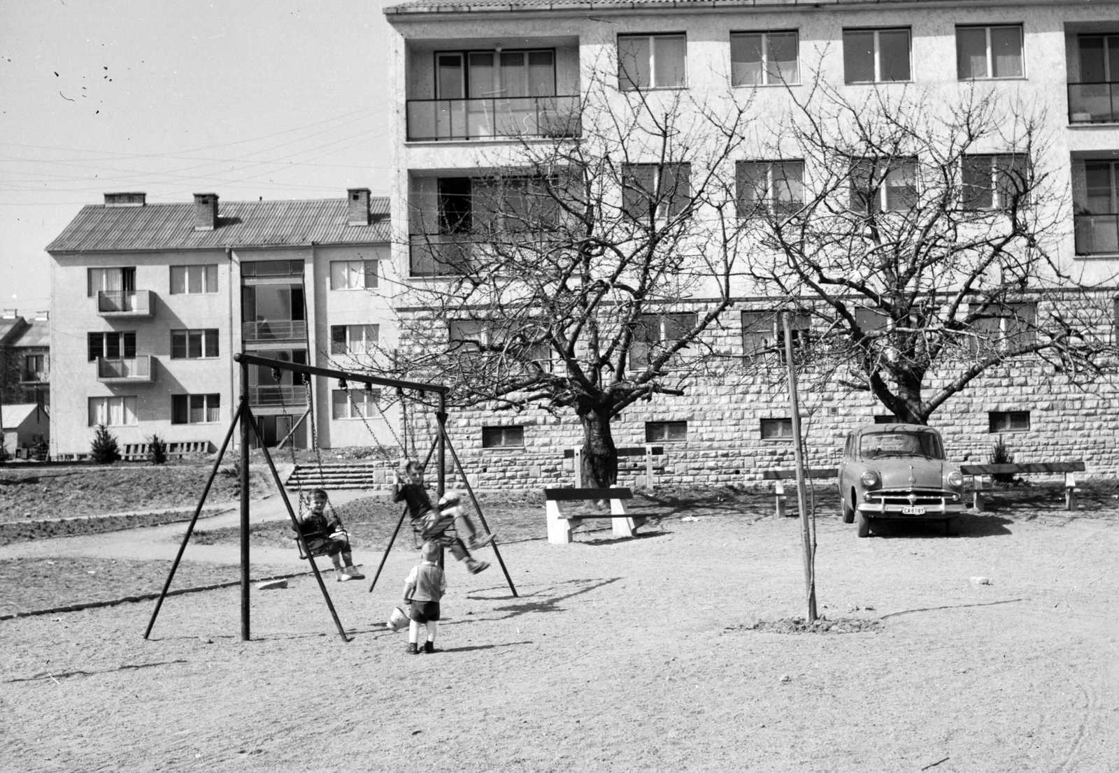 Hungary, Veszprém, Csermák Antal utca., 1966, Építésügyi Dokumentációs és Információs Központ, VÁTI, swing, kids, bench, automobile, Fortepan #29319