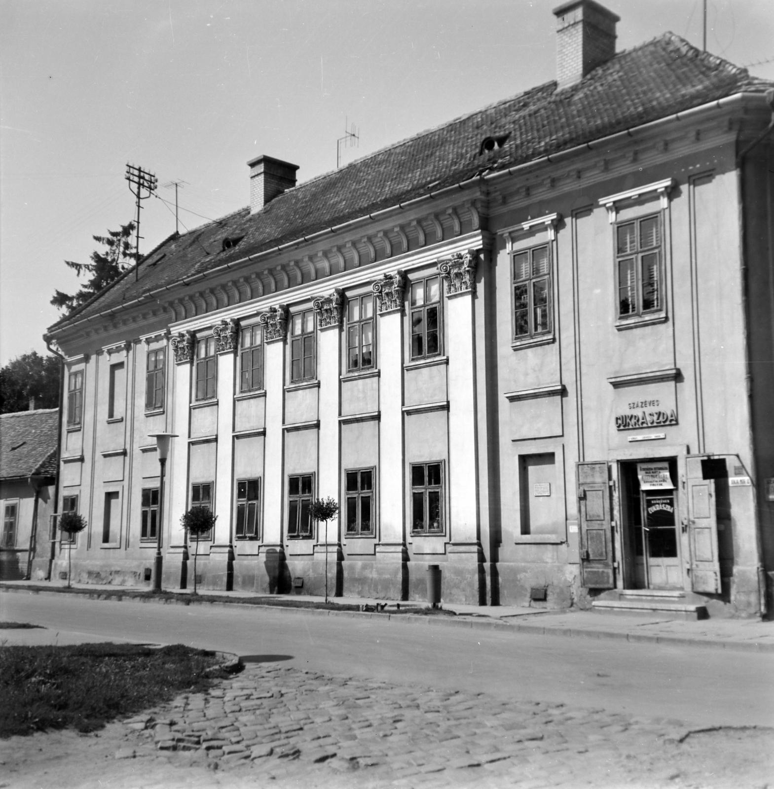 Hungary, Gyula, Jókai Mór utca - Erkel Ferenc tér 1. sarok, a Százéves Cukrászda., 1975, Mezei Attila, Fortepan #293190
