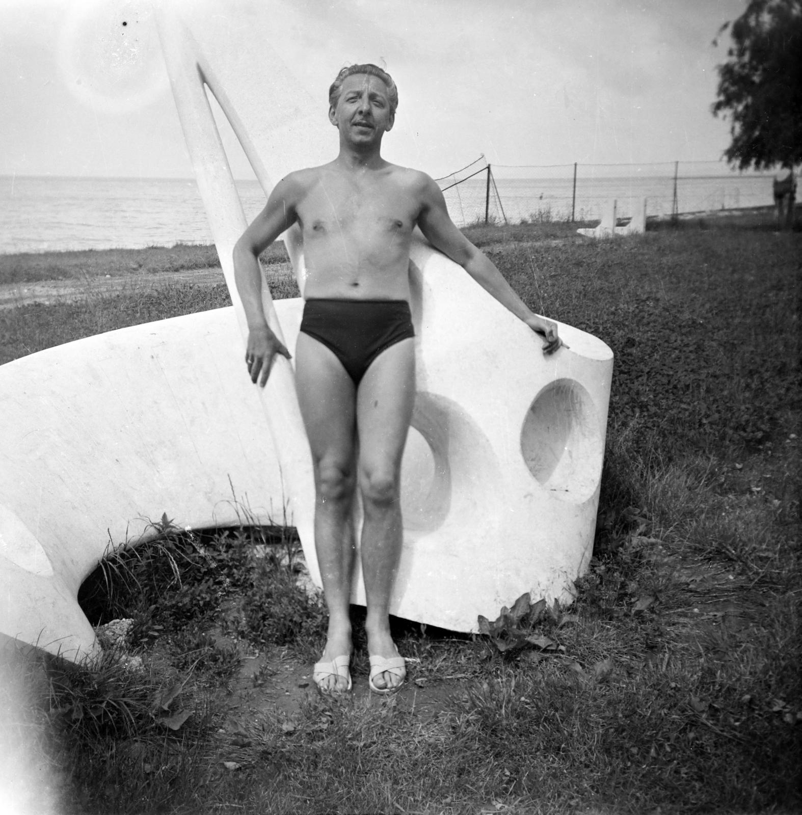 Magyarország,Balaton, Siófok, strand, a felvétel a Barta Lajos szobrászművész alkotása, a Napóra című szobornál készült., 1962, Mezei Attila, Léczfalvi, Fortepan #293192