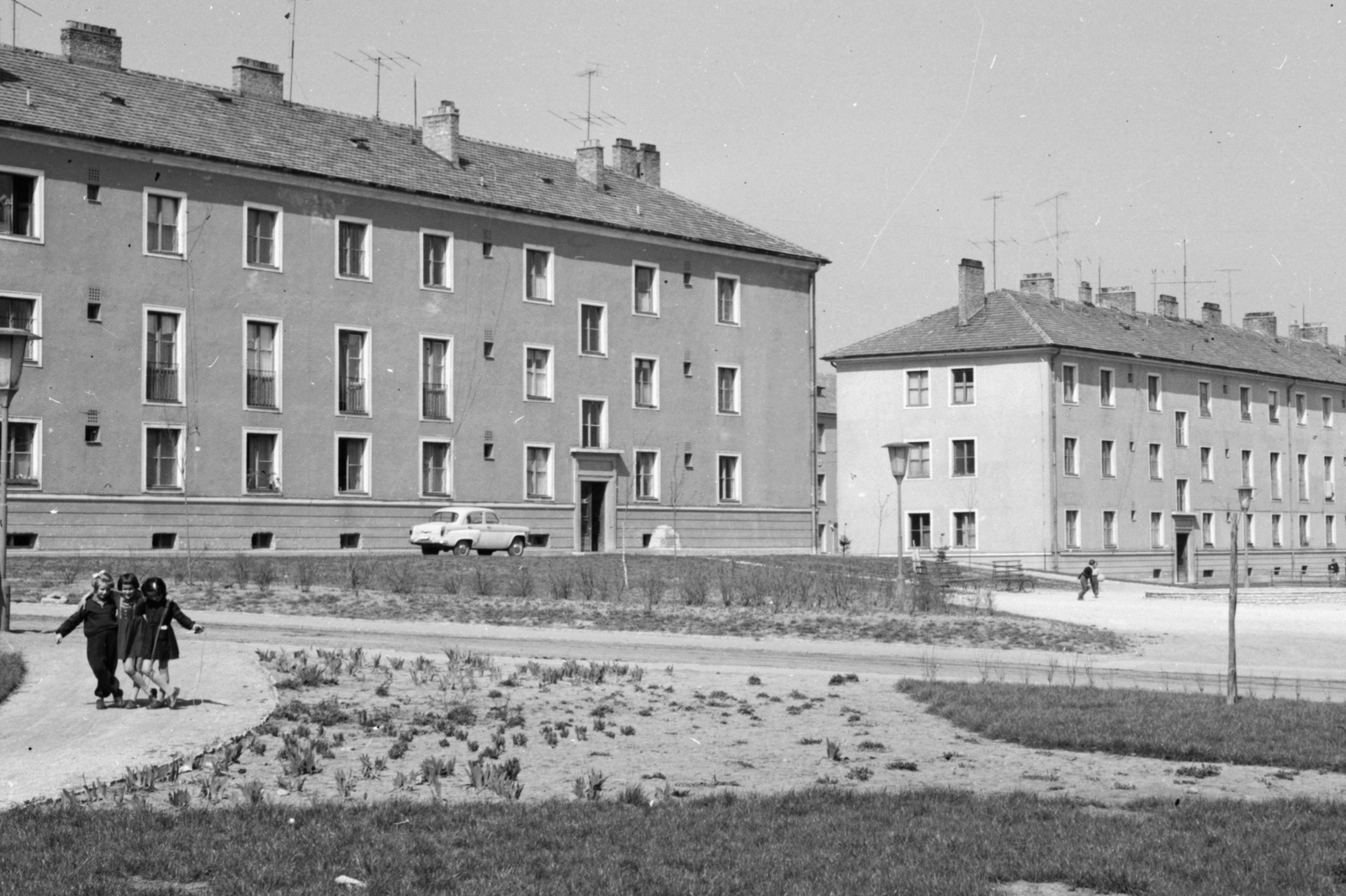 Magyarország, Veszprém, Csermák Antal utca., 1966, Építésügyi Dokumentációs és Információs Központ, VÁTI, gyerekek, szocreál, automobil, Fortepan #29320