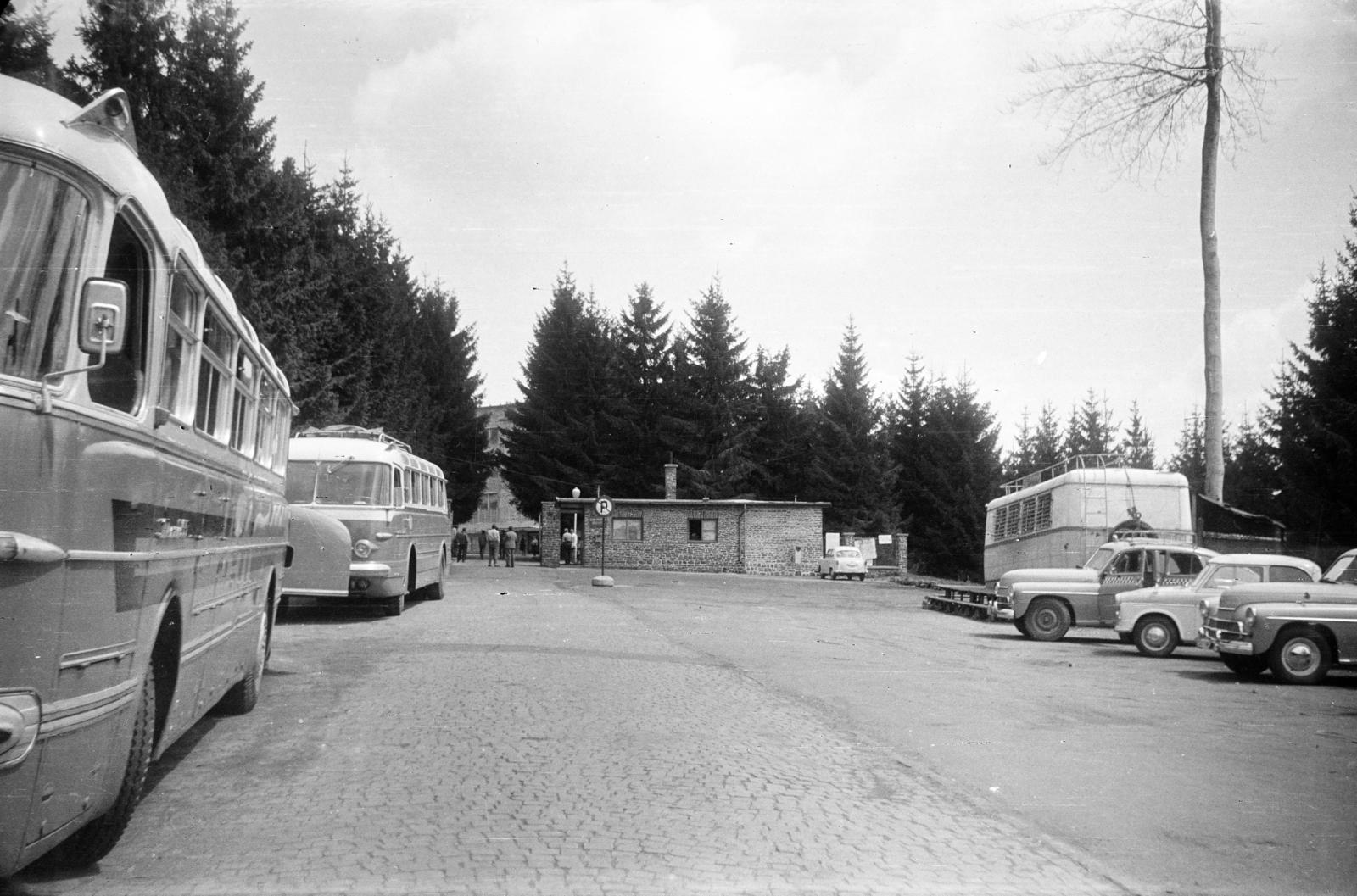 Hungary, Kékestető, Kékes Szálló (később Mátrai Gyógyintézet) előtti parkoló., 1964, Mezei Attila, Fortepan #293203