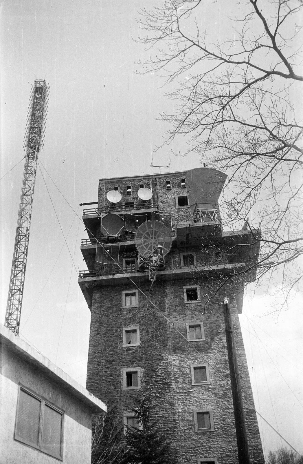 Magyarország, Kékestető, a Távközlési Kutató Intézet épülete (később szálloda) és az antennatorony., 1964, Mezei Attila, Léczfalvi, Fortepan #293204