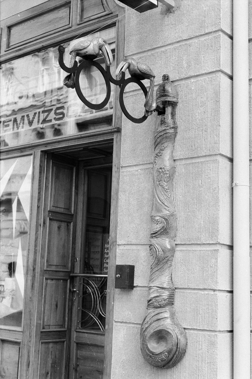 Hungary, Szeged, Kölcsey utca 4., a KONTRAX Optika Szemvizsgáló Szalon portálja és cégére., 1990, Mezei Attila, Fortepan #293205
