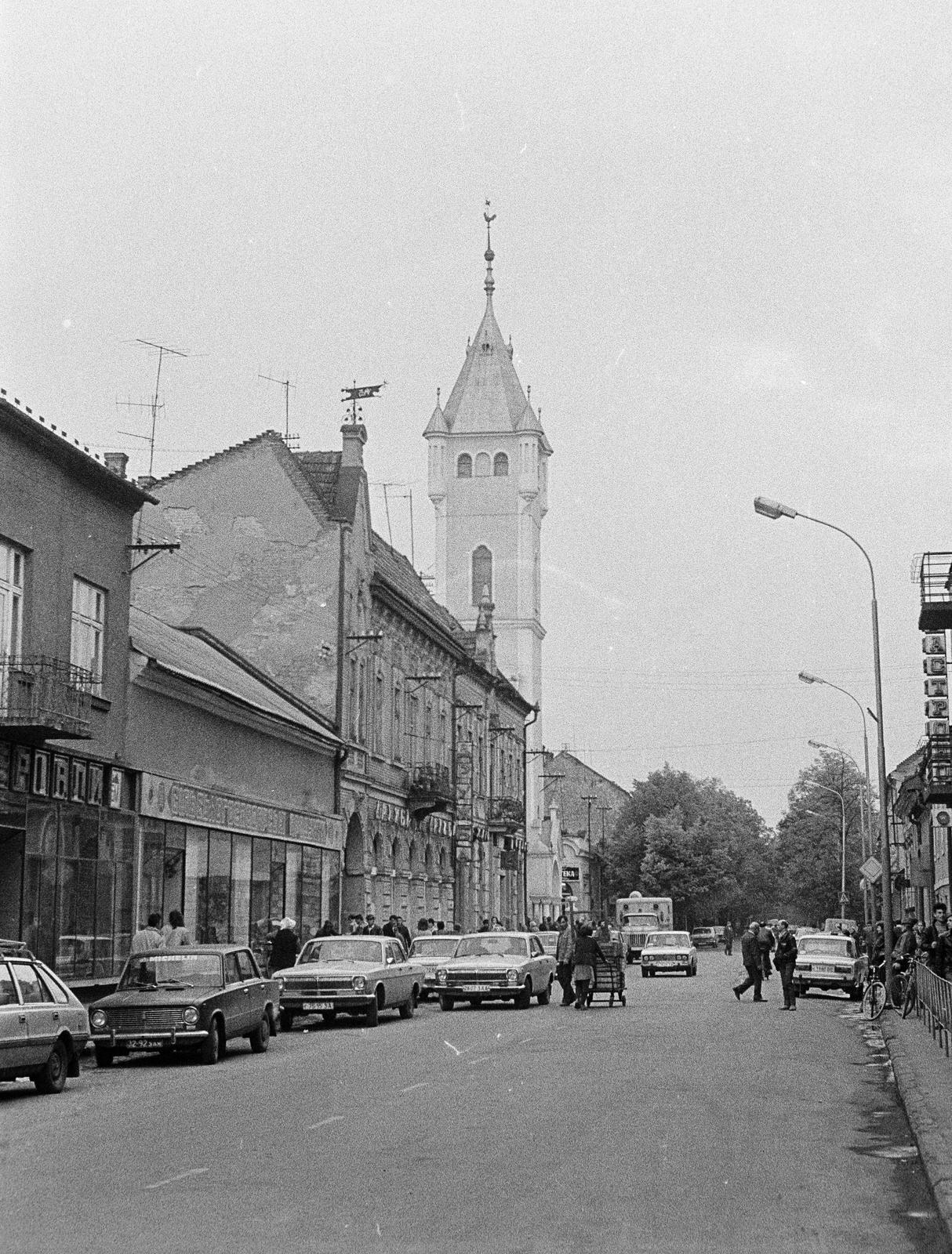 Ukrajna,Kárpátalja, Munkács, Kossuth Lajos utca (ma Duhnovics utca), középen a református templom tornya látszik., 1978, Mezei Attila, Léczfalvi, Fortepan #293209
