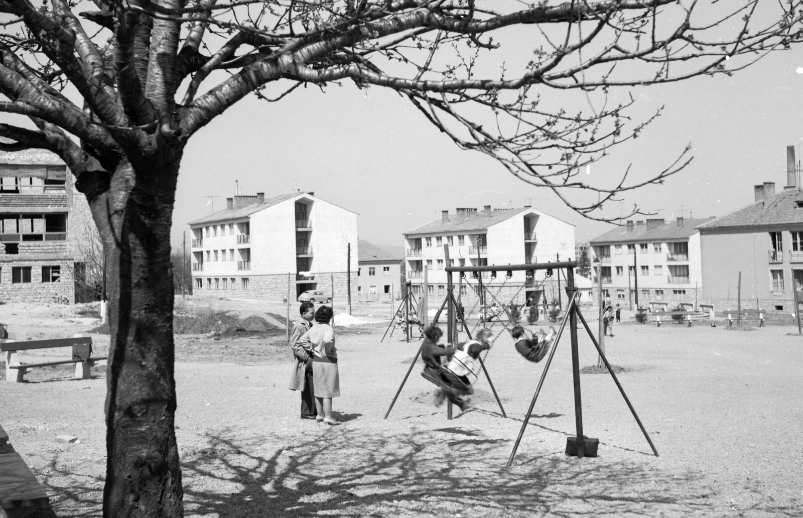 Hungary, Veszprém, Kiss Lajos lakótelep játszótere, háttérben a Csikász Imre utca házai., 1966, Építésügyi Dokumentációs és Információs Központ, VÁTI, playground, swing, kids, bench, Fortepan #29321