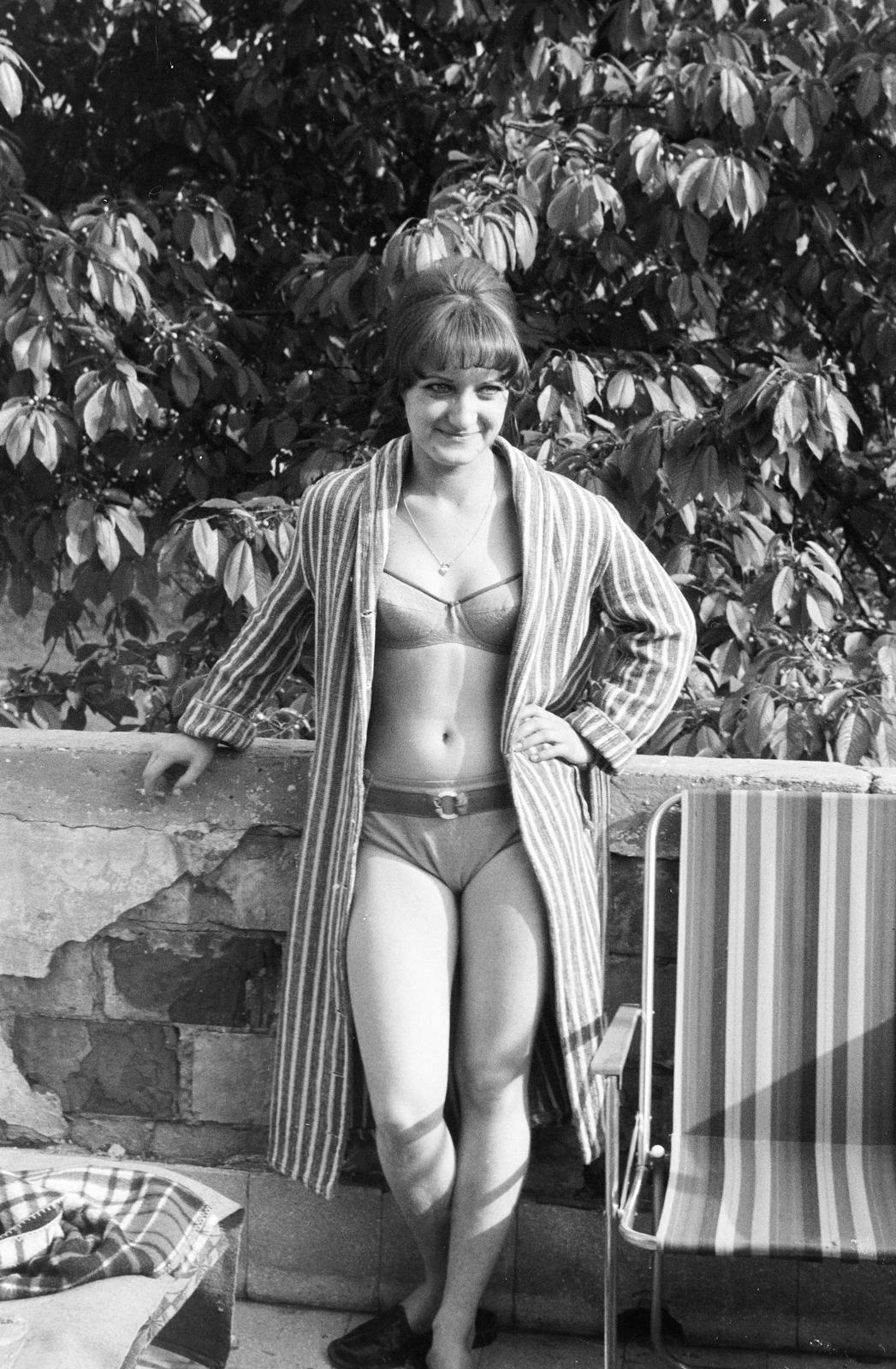 1967, Mezei Attila, Léczfalvi, kempingbútor, fürdőköpeny, bikini, dohányzás, mosoly, hajviselet, fürdőruha, csípőre tett kéz, Fortepan #293213