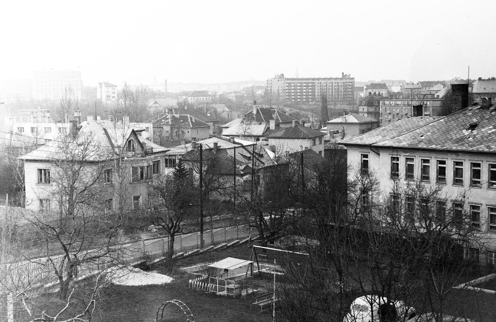 Hungary, Budapest XI., kilátás a Hegyalja út 88-as számú ház udvar felőli teraszáról. Előtérben a Breznó köz 10-12. szám alatti nevelőotthon (később Bolyai Farkas Gyermekotthoni Központ), távolban a Csörsz utca melletti háztömb látható., 1976, Mezei Attila, Budapest, Fortepan #293223