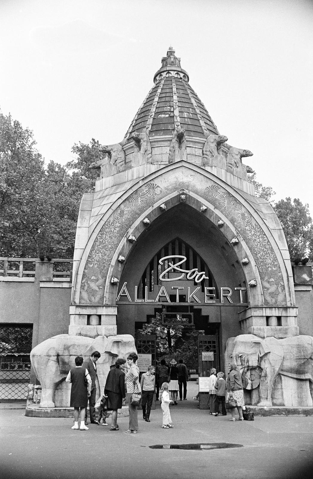 Magyarország, Városliget,Állatkert, Budapest XIV., főbejárat., 1974, Mezei Attila, Léczfalvi, neon felirat, állatkert, bejárat, Budapest, Fortepan #293231