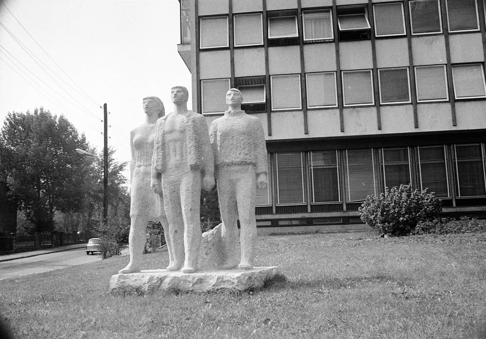 Hungary, Budapest XII., Csörsz utca - Nagy Jenő utca sarok, Kiss István Fényes szelek / Éneklő munkások című szobra (1970) a MSZMP Pest megyei és Budai járási Bizottsága előtt., 1974, Mezei Attila, Budapest, Fortepan #293234