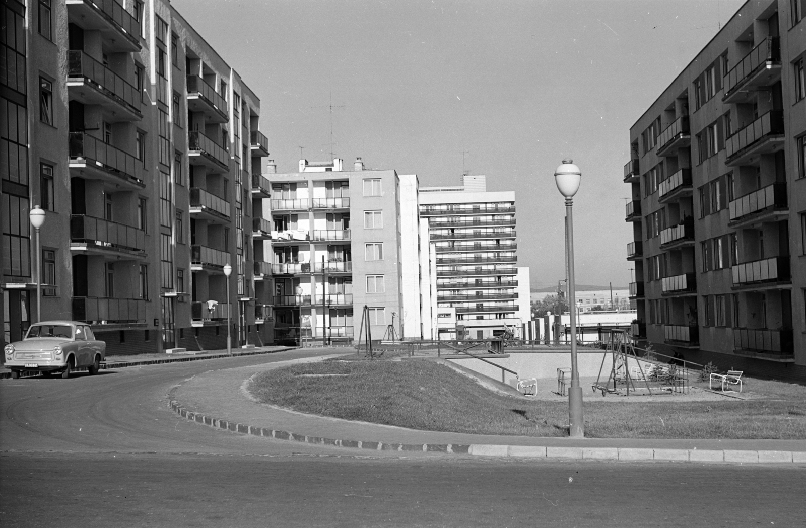 Hungary, Veszprém, Stadion utca páratlan oldala., 1966, Építésügyi Dokumentációs és Információs Központ, VÁTI, playground, German brand, Trabant-brand, swing, lamp post, automobile, number plate, Fortepan #29324