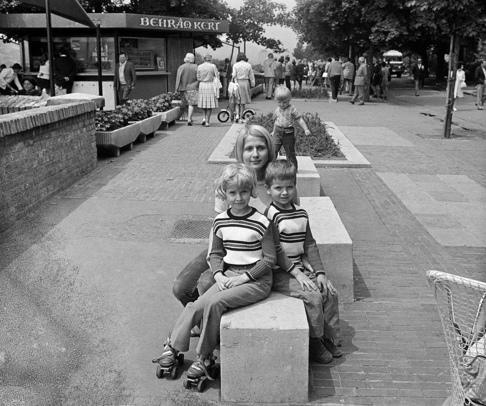Hungary, Budapest I., Tóth Árpád sétány, háttérben a Savanyúleves rondellánál lévő büfé., 1978, Mezei Attila, Budapest, Fortepan #293240