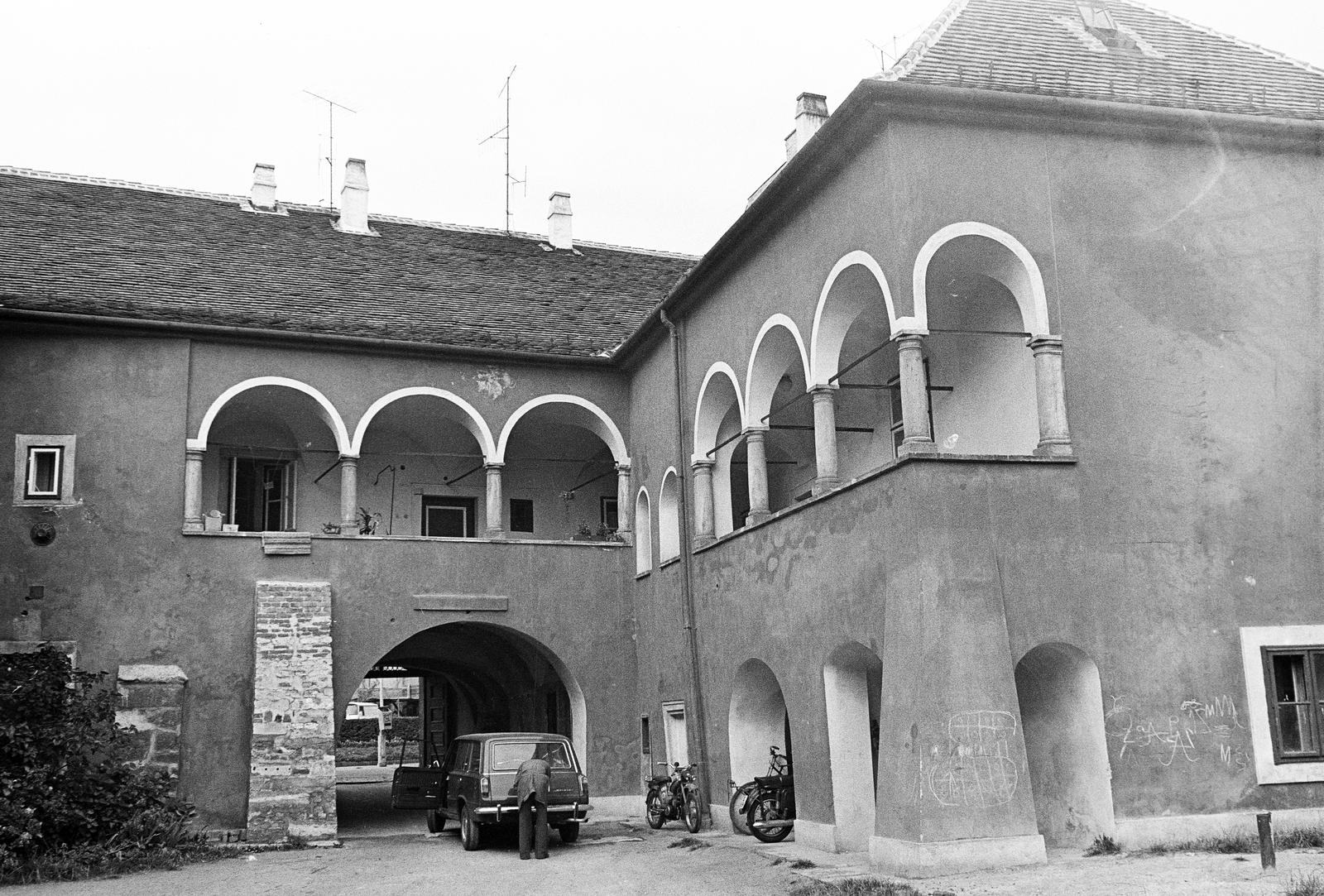 Magyarország, Sopron, Várkerület (Lenin körút) 55., az egykori Fehér Ló fogadó udvara., 1974, Mezei Attila, Léczfalvi, Fortepan #293249