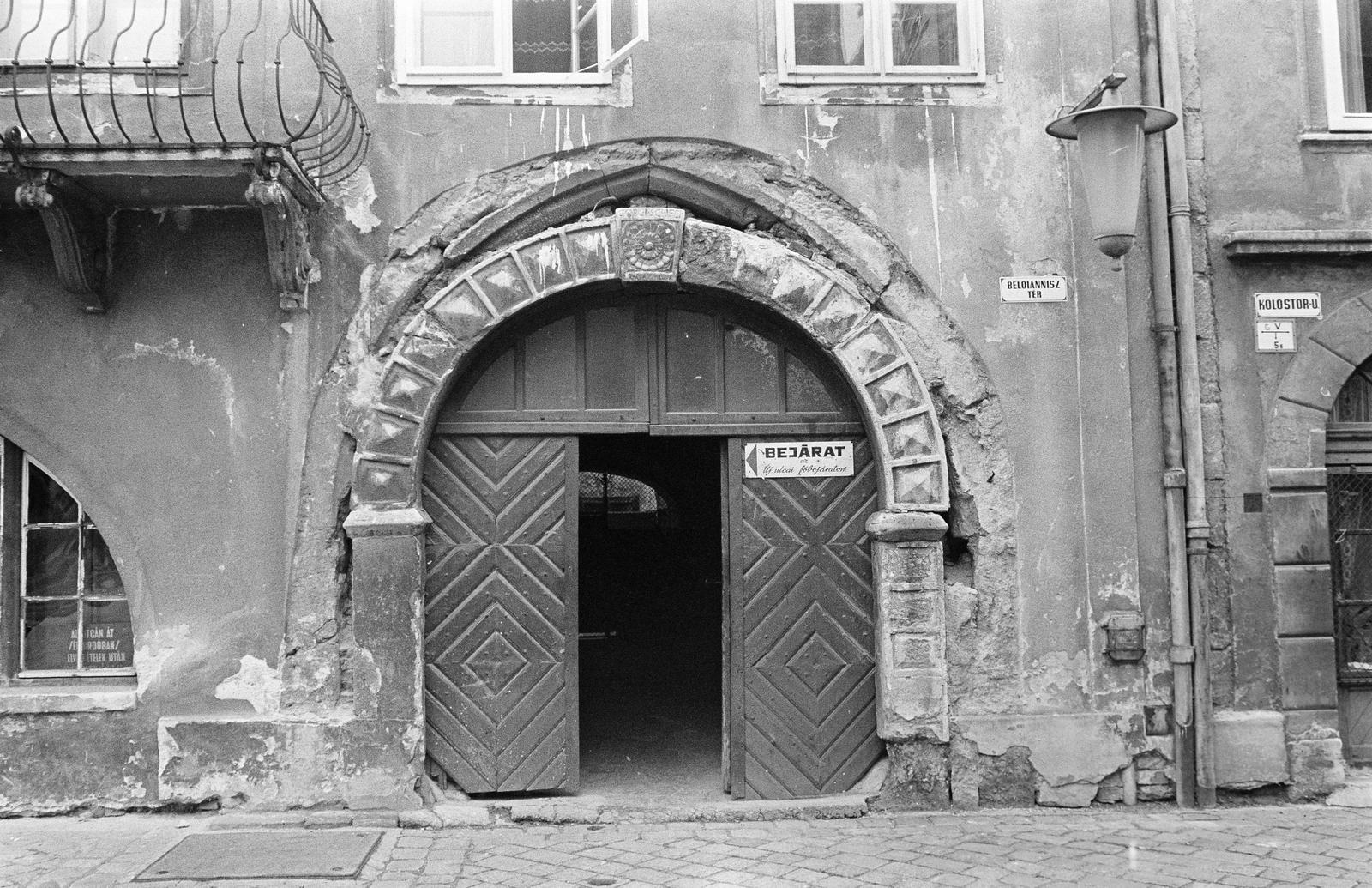 Magyarország, Sopron, Fő (Beloiannisz) tér 3., Gambrinus-ház kapuja., 1974, Mezei Attila, Léczfalvi, Fortepan #293256