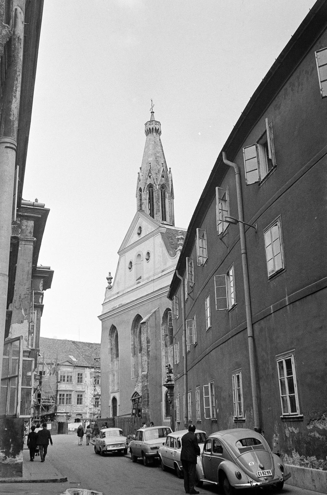 Hungary, Sopron, Templom utca, szemben balra a Fő (Beloiannisz) tér, jobbra a bencés templom (Kecske templom)., 1974, Mezei Attila, Fortepan #293264