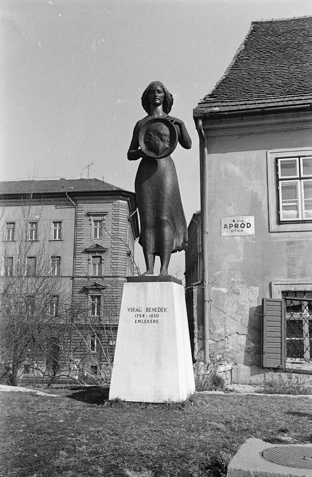 Magyarország, Tabán, Budapest I., Apród utca, a Virág Benedek ház előtt Pátzay Pál 1971-ben Virág Benedek emlékére alkotott szobra., 1979, Mezei Attila, Léczfalvi, Budapest, Fortepan #293268
