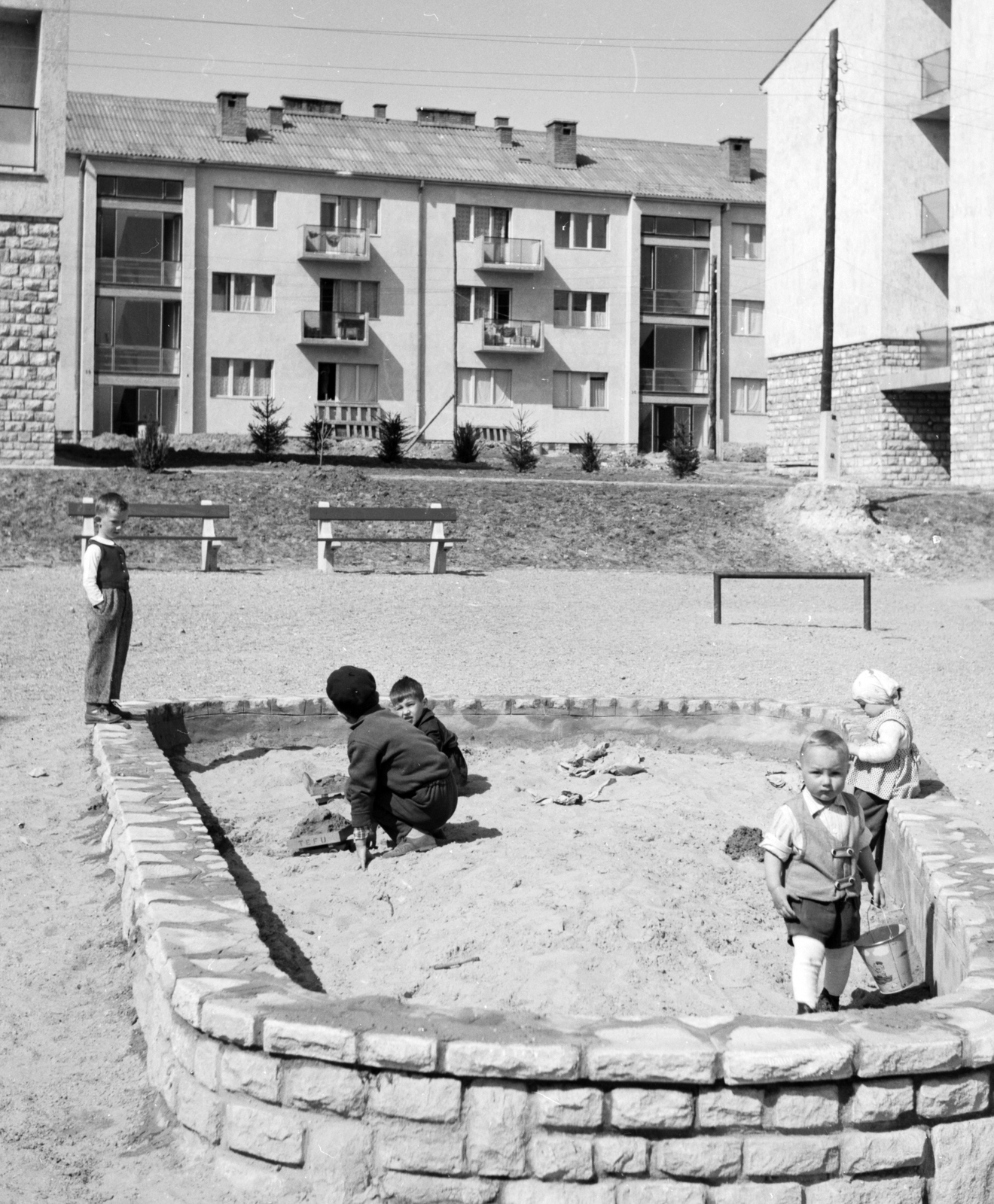 Hungary, Veszprém, Csermák Antal utca., 1966, Építésügyi Dokumentációs és Információs Központ, VÁTI, playground, kids, sandpit, bench, Fortepan #29327