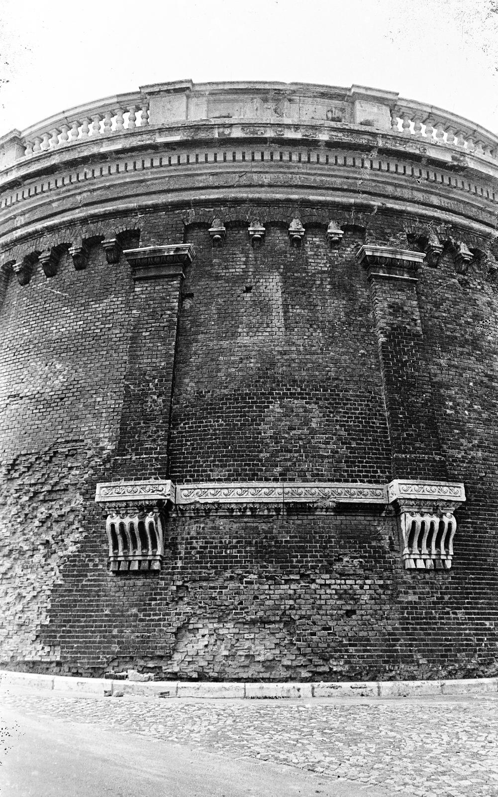 Hungary, Budapest I., Clark Ádám tér, a várkert alsó támfalának a sikló állomása melletti sarka. Az oszlopok között, téglasorral elfalazva, az 1880-ban Lotz Károly tervezte színes mozaik, a szent koronával és a címerpajzsot tartó angyalokkal., 1975, Mezei Attila, Budapest, Fortepan #293272