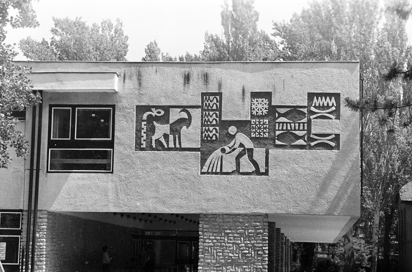 Hungary, Balatonszemes, Ady Endre utca 34., a Minisztertanács gyermeküdülője. A falon Ludmány Ottó festőművész Zodiákus sgraffitója., 1975, Mezei Attila, Fortepan #293274