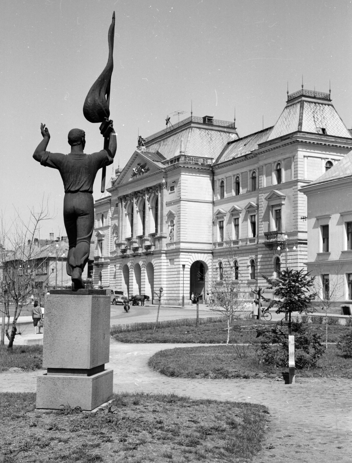 Hungary, Veszprém, Megyeház (Lenin) tér, előtérben a Zászlós fiú / Tanácsköztársasági emlékmű (Mikus Sándor, 1959.), mögötte a Megyei Tanács épülete., 1966, Építésügyi Dokumentációs és Információs Központ, VÁTI, monument, Renaissance Revival, socialist realism, public building, István Kiss-design, Fortepan #29328