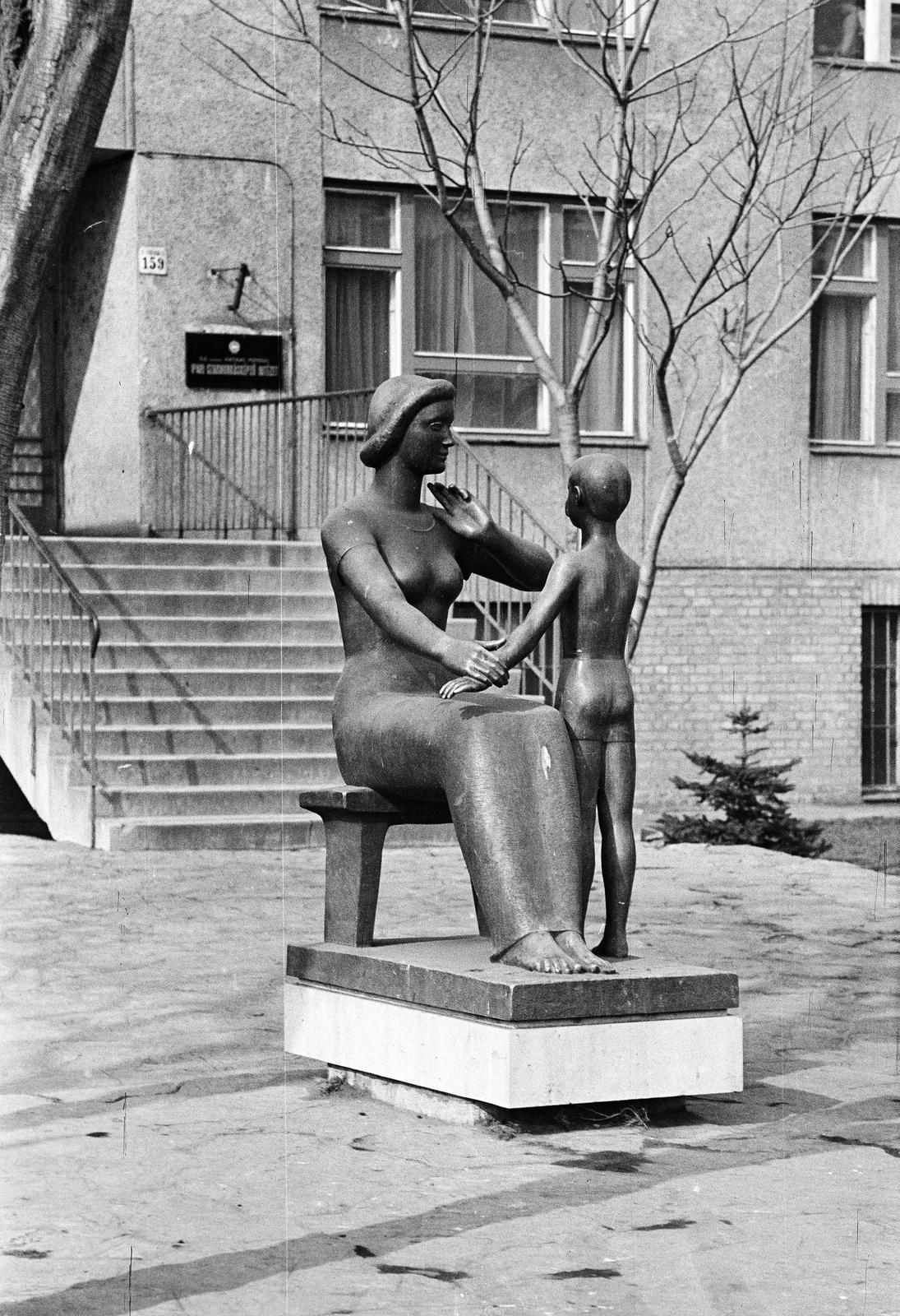 Magyarország, Budapest XI., Fehérvári út 159., a Kelenföldi Műszaki Középiskola parkjában álló szobor, a Tanítás (Huszár Imre, 1966.)., 1971, Mezei Attila, Léczfalvi, szobor, Budapest, Fortepan #293281