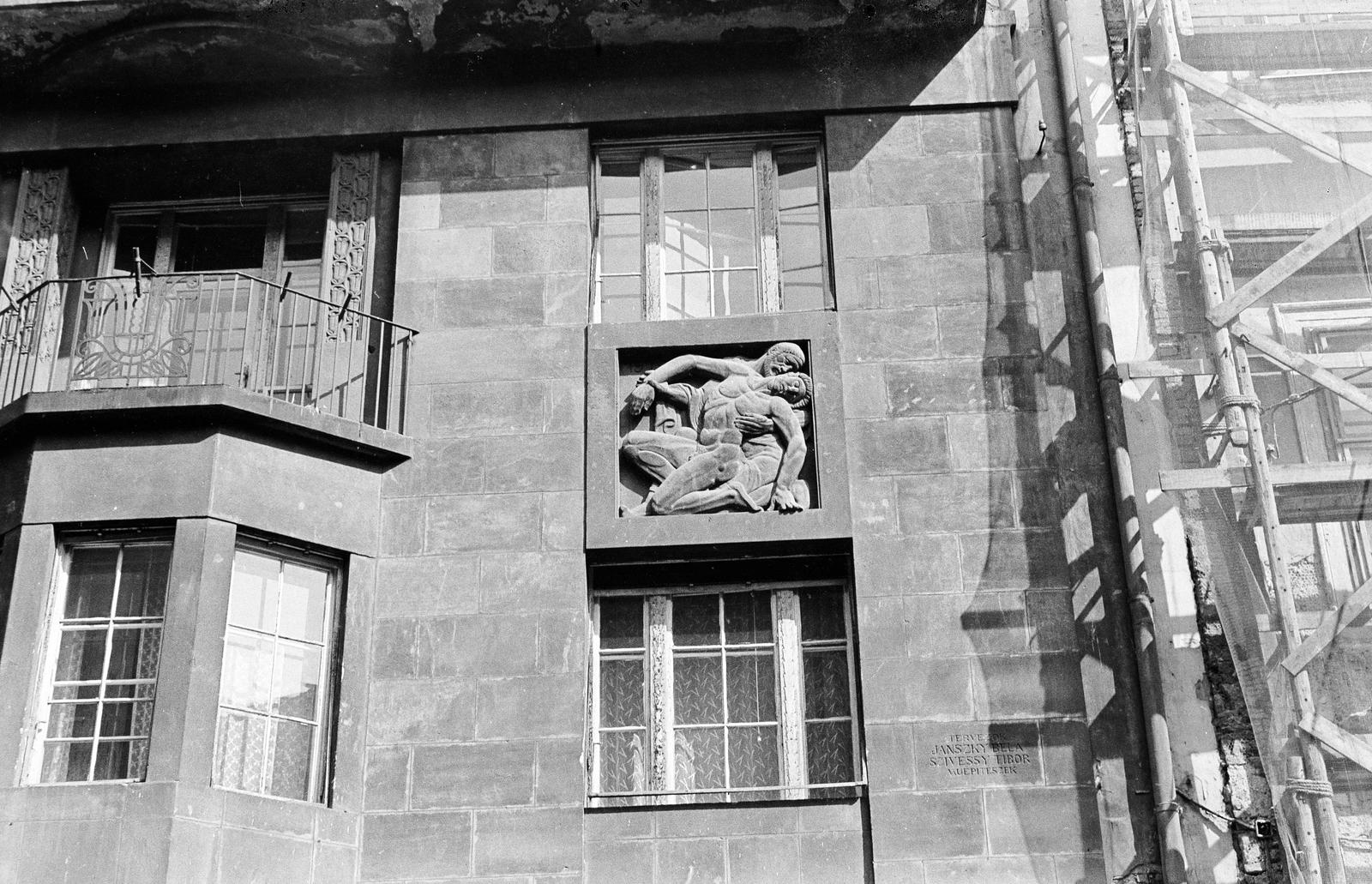 Magyarország, Budapest V., Nádor utca 11., a homlokzatot díszítő domborművek egyike, Moiret Ödön szobrászművész alkotása (1915)., 1975, Mezei Attila, Léczfalvi, Budapest, Fortepan #293286