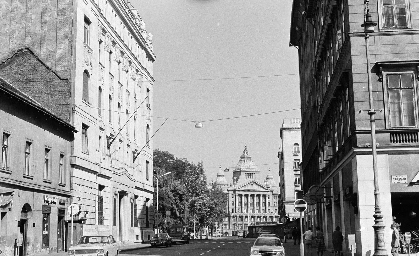 Magyarország, Budapest V., Harmincad utca, a felvétel a Vörösmarty térnél készült, szemben a Deák téri Anker palota., 1975, Mezei Attila, Léczfalvi, Budapest, Fortepan #293287