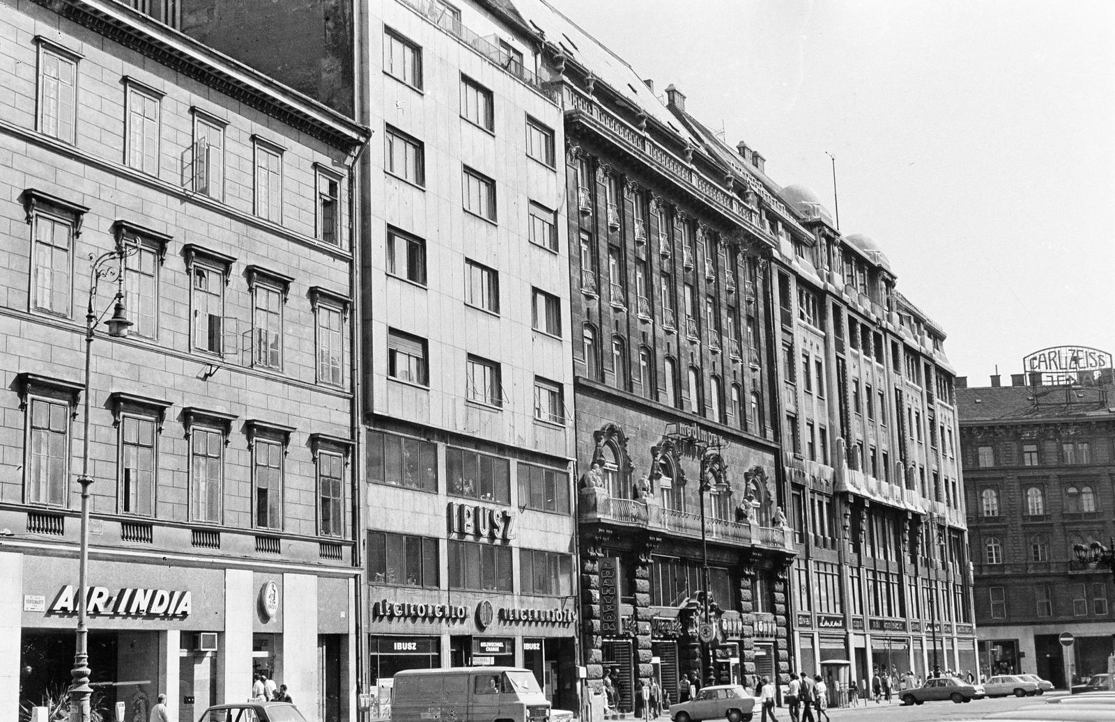 Hungary, Budapest V., Vörösmarty tér, a Harmincad utca és a Deák Ferenc utca közötti épületsor., 1975, Mezei Attila, Budapest, Fortepan #293288