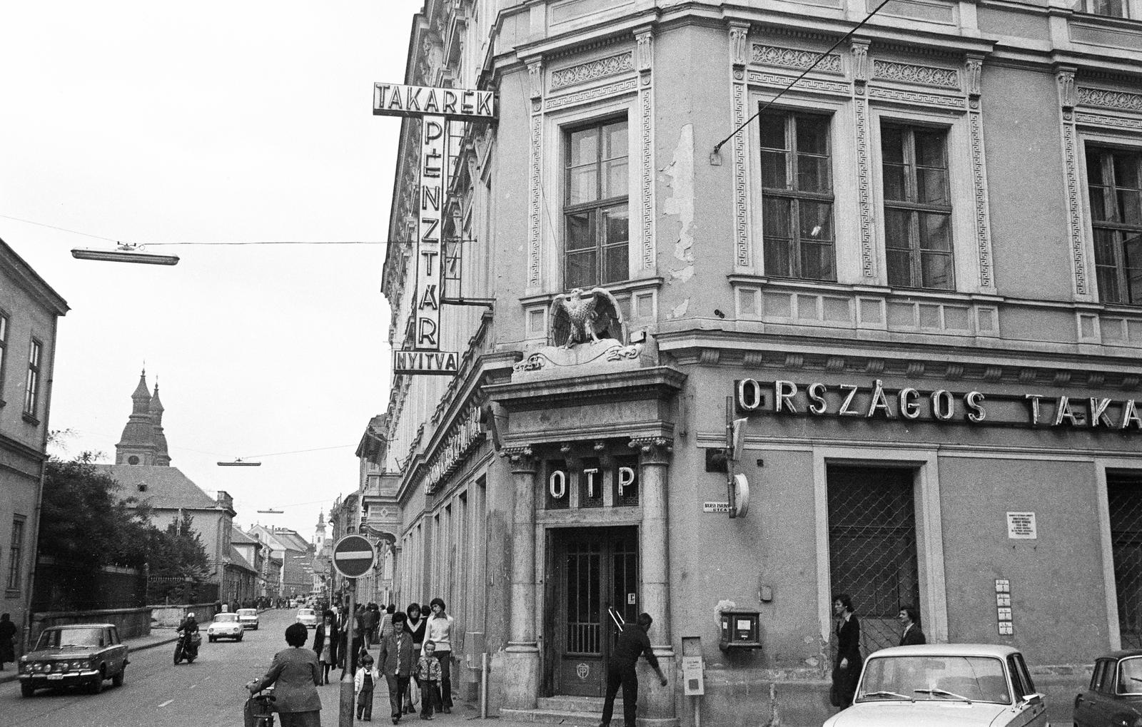 Magyarország, Eger, Széchenyi István (Széchenyi) utca, jobbra a Bajcsy-Zsilinszky Endre utca torkolata. Balra az Érseki Palota kertje és a ciszterci templom tornya látható., 1975, Mezei Attila, Léczfalvi, Fortepan #293291