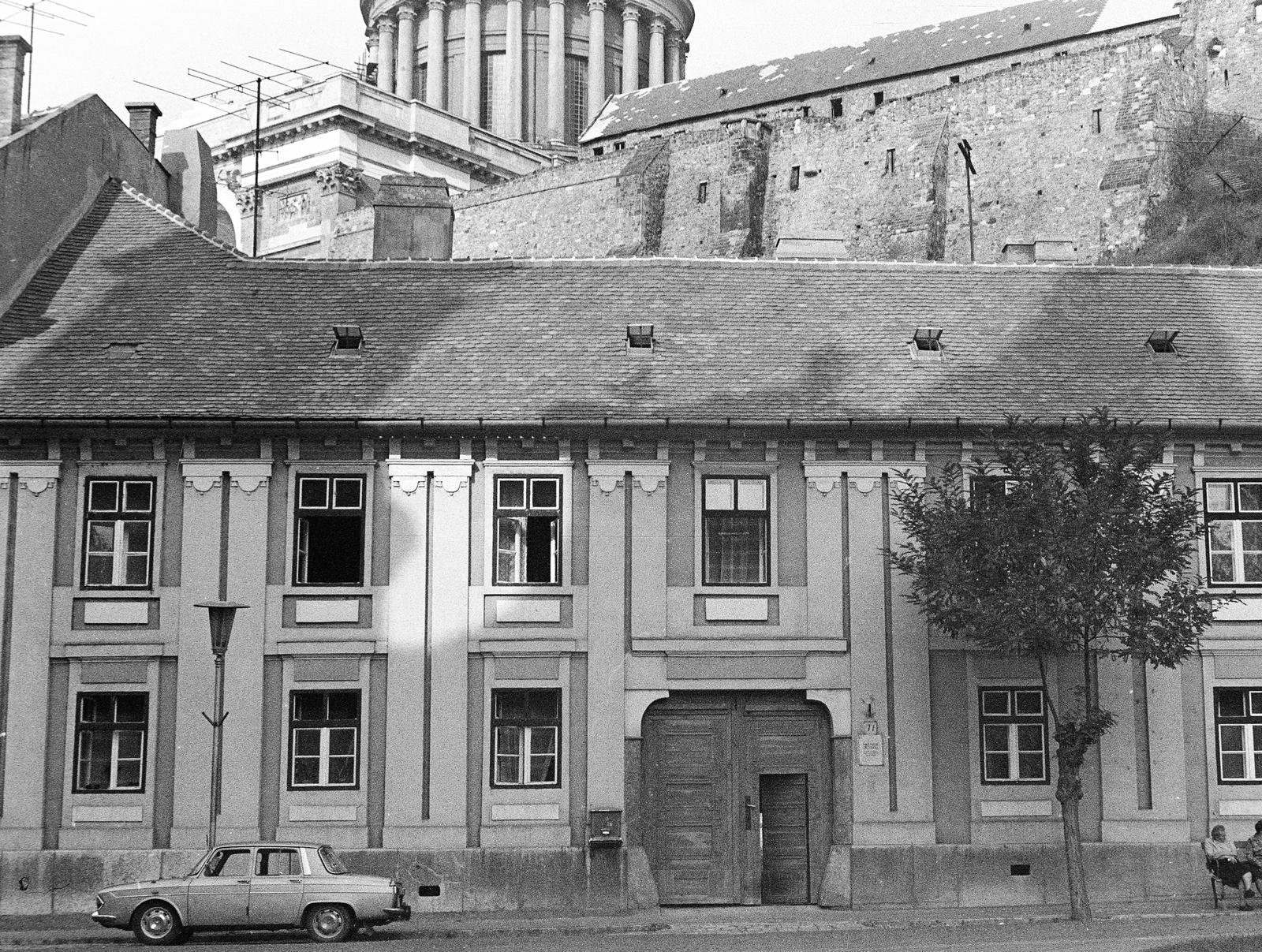 Magyarország, Esztergom, Víziváros, Pázmány Péter utca (Bajcsy-Zsilinszky út) 13., háttérben a Bazilika kupolája., 1975, Mezei Attila, Léczfalvi, Fortepan #293293