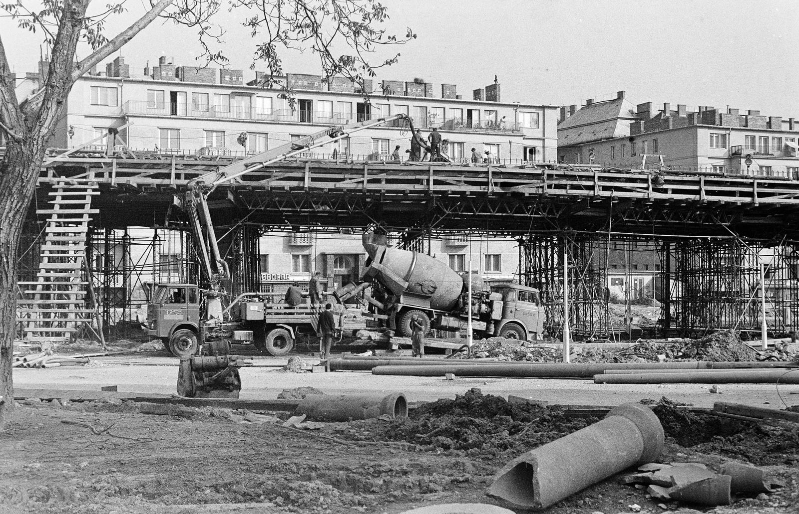 Magyarország, Budapest XI., BAH csomópont a felüljáró építésekor. Háttérben a Budaörsi út 4-18/a számú házsor., 1976, Mezei Attila, Léczfalvi, Budapest, Fortepan #293294