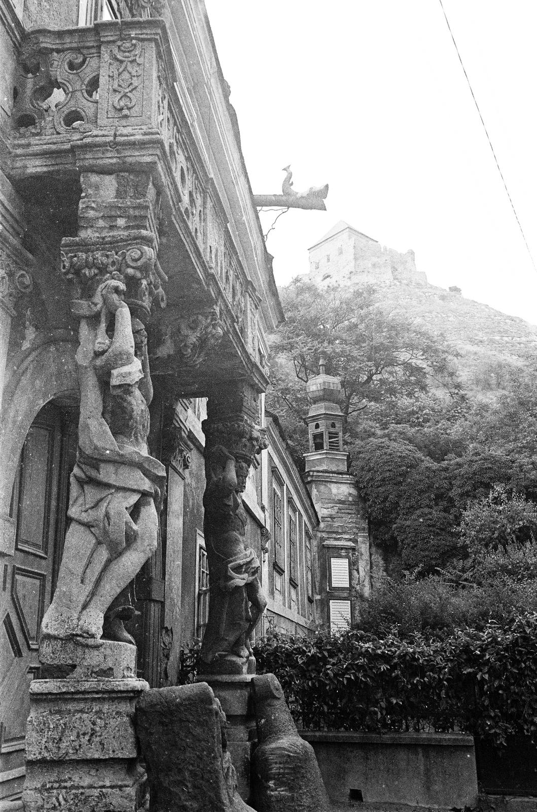 Hungary, Sümeg, a Püspöki Palota, fent a Vár., 1977, Mezei Attila, Fortepan #293297