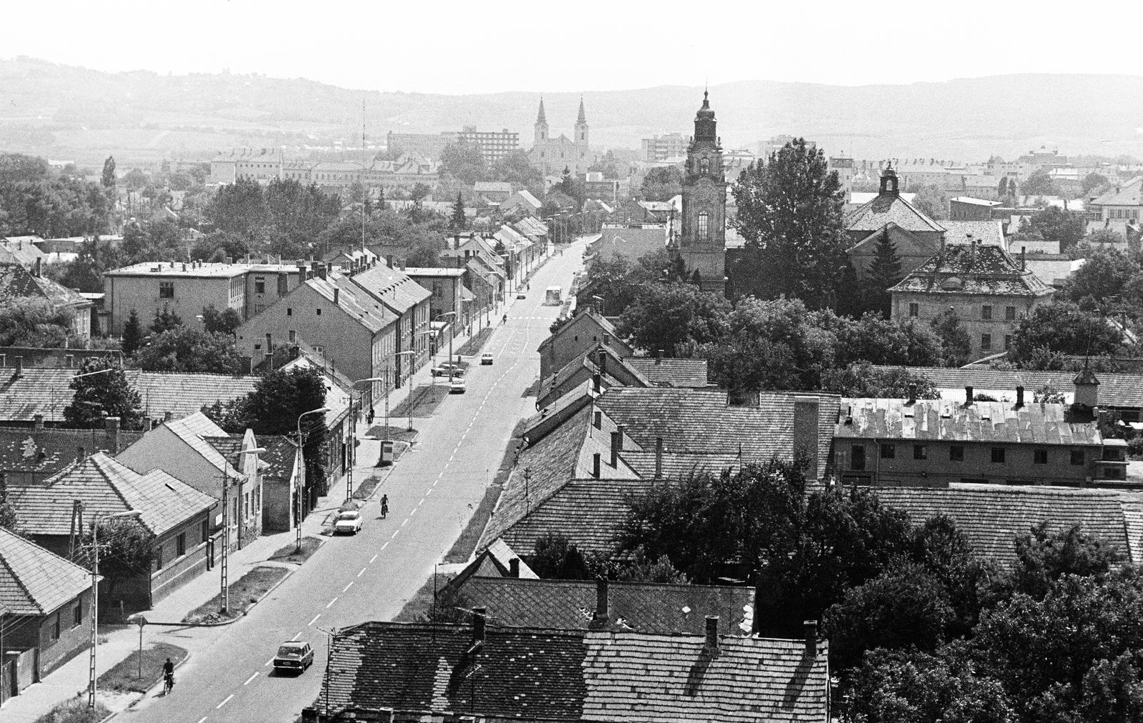 Hungary, Zalaegerszeg, kilátás a Platán sor (Lenin út) 25. számú házból az Ola utca és folytatásában a Rákóczi Ferenc utca felé. Középen a Ferences templom, ettől balra a távolban a Mindszenty József (Kovács Károly) téren álló Mária Magdolna-templom (Nagytemplom) látszik., 1977, Mezei Attila, Fortepan #293298